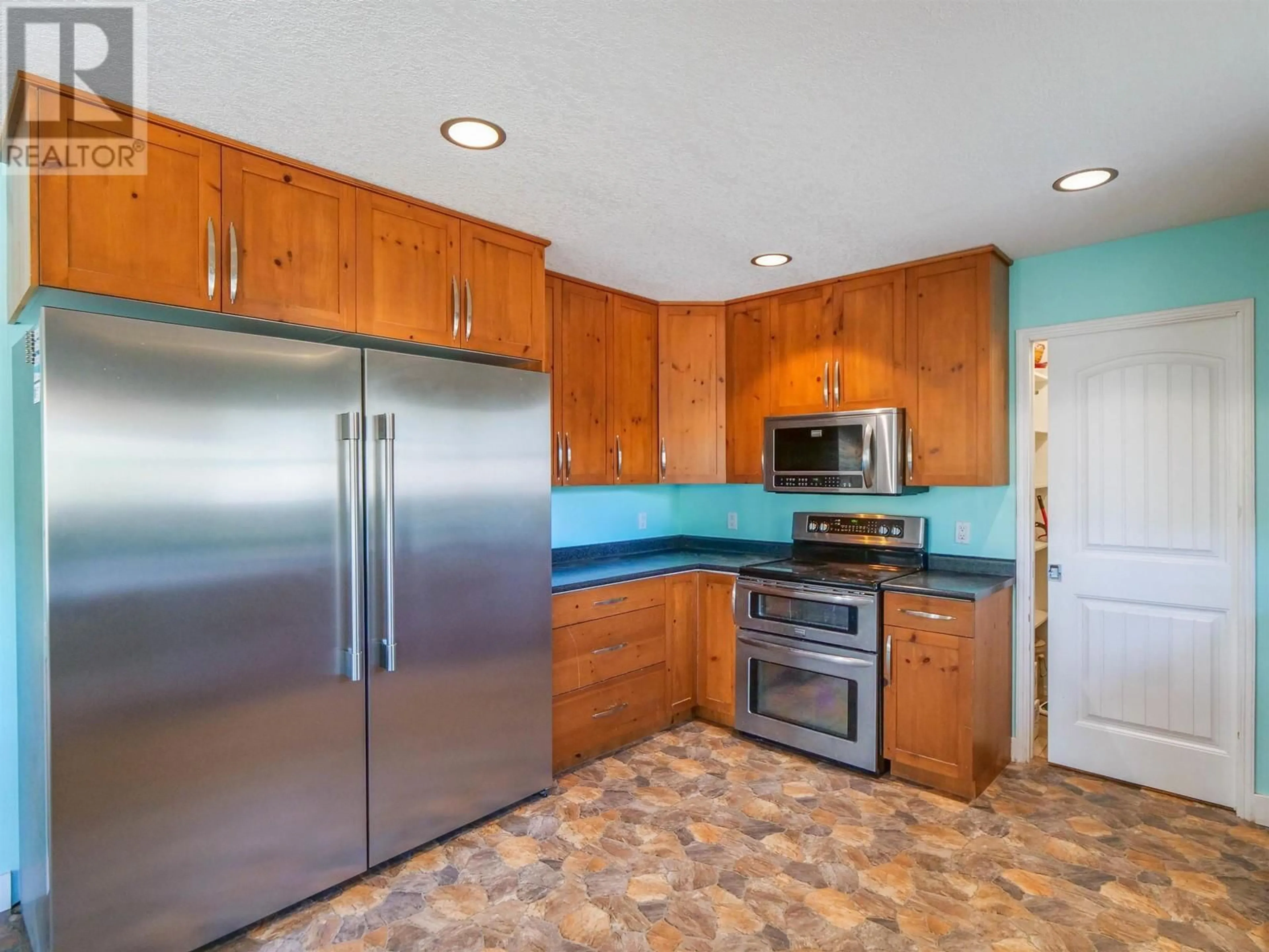 Standard kitchen, ceramic/tile floor for 380 DENNIS ROAD, Quesnel British Columbia V2J5M6