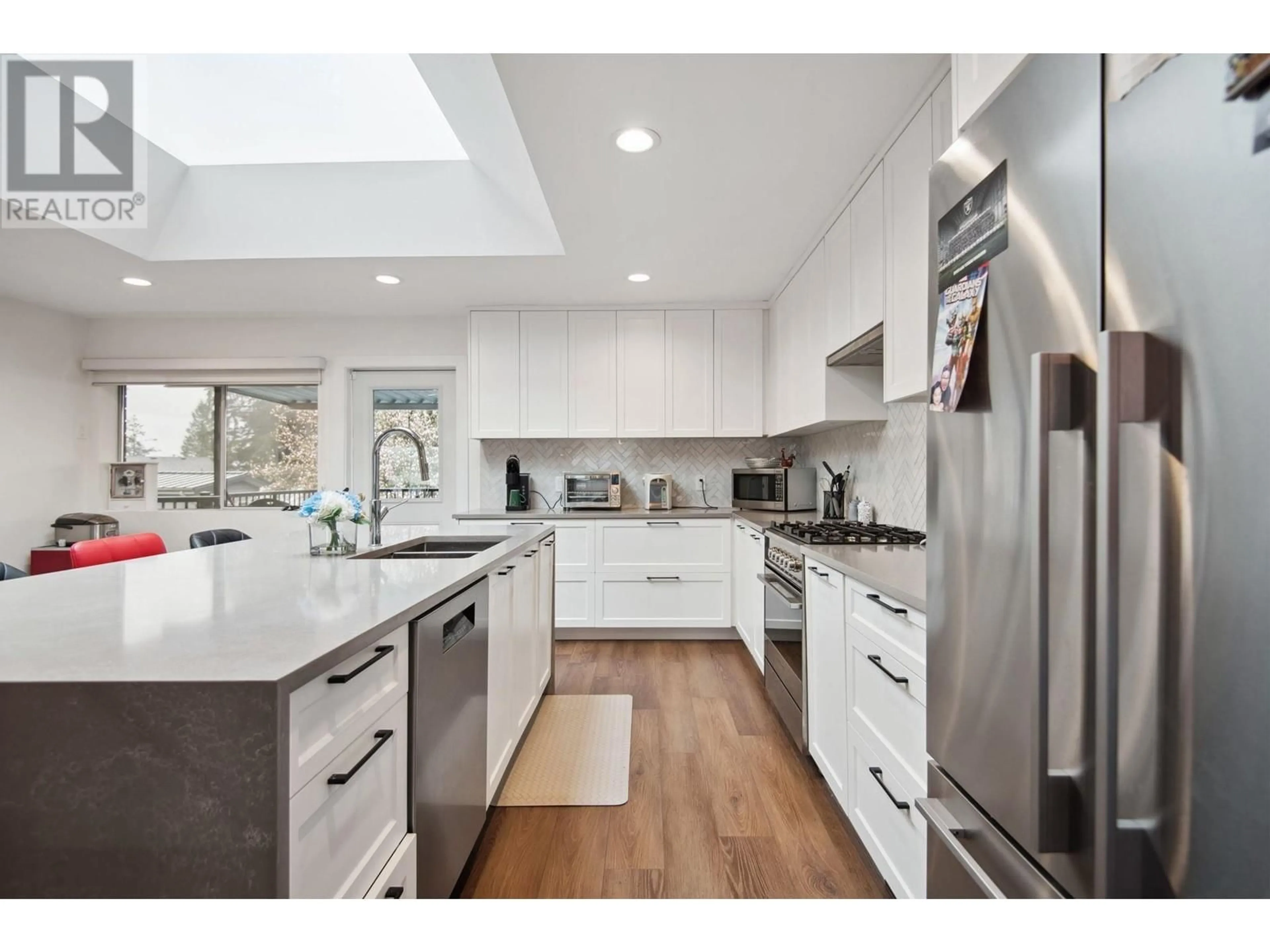 Contemporary kitchen, unknown for 220 N GROSVENOR AVENUE, Burnaby British Columbia V5B1J4