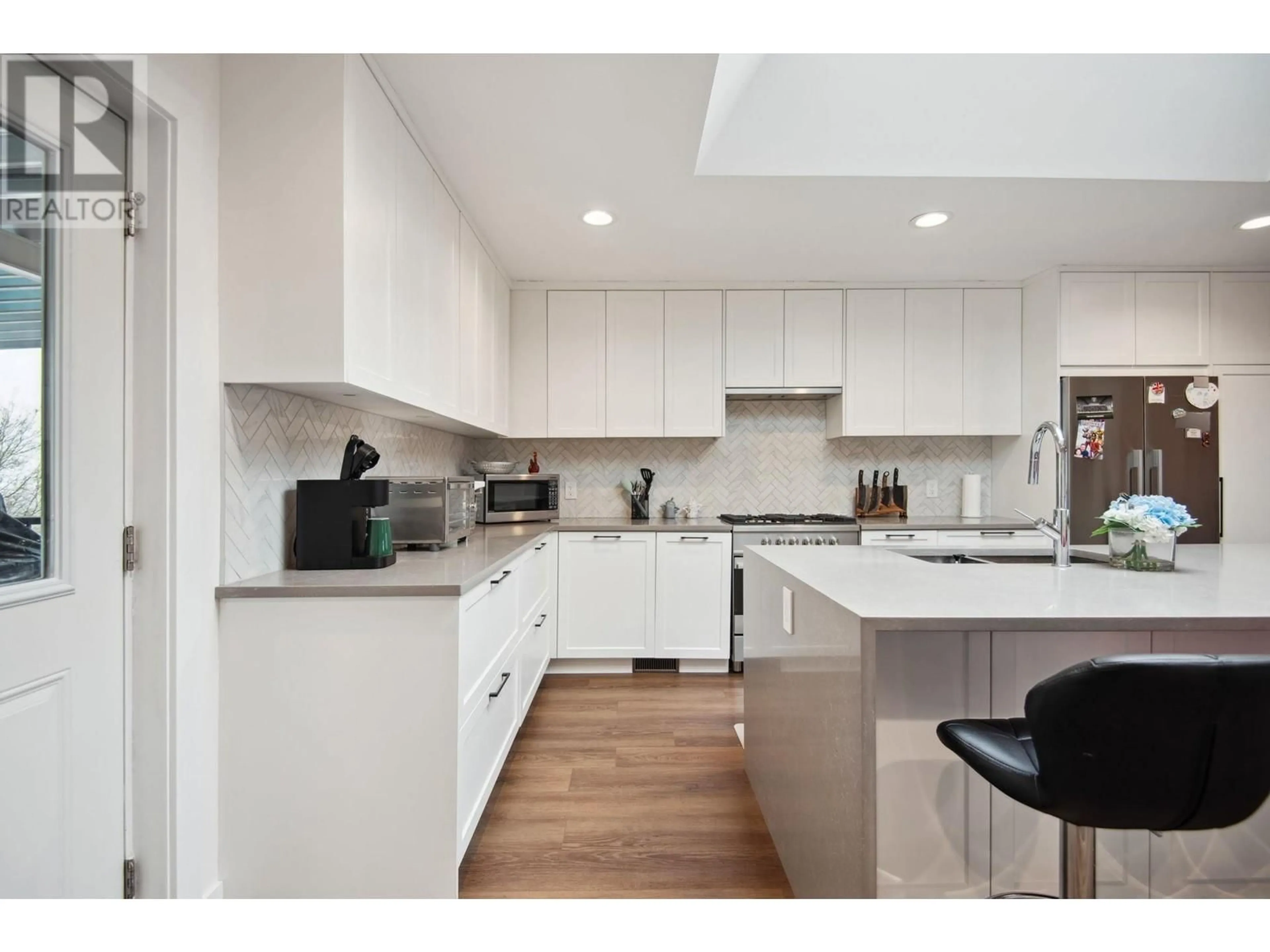 Contemporary kitchen, unknown for 220 N GROSVENOR AVENUE, Burnaby British Columbia V5B1J4