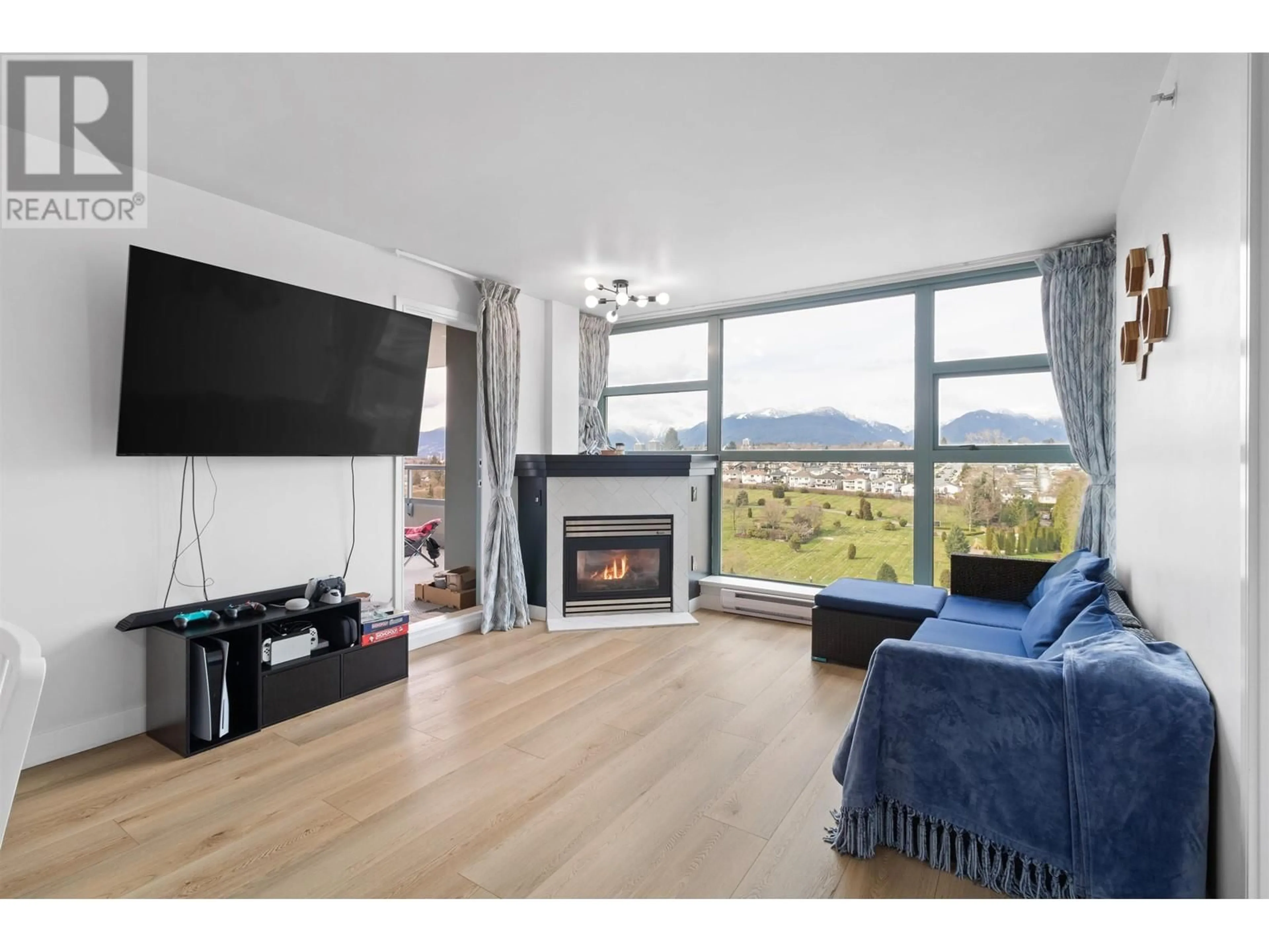 Living room with furniture, wood/laminate floor for 1402 - 4388 BUCHANAN STREET, Burnaby British Columbia V5C6R8