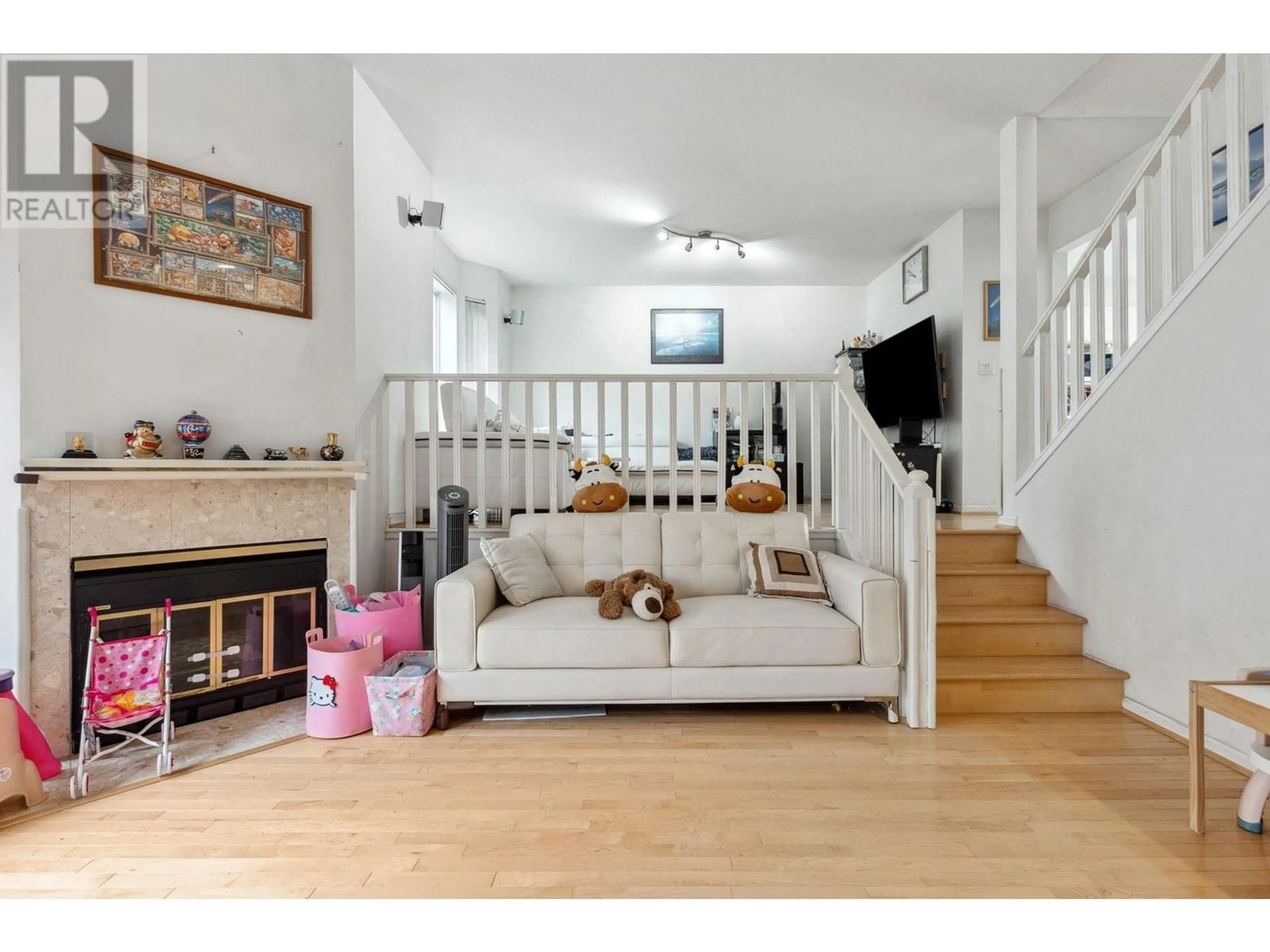 Living room with furniture, unknown for 2383 QUAYSIDE COURT, Vancouver British Columbia V5P4W2