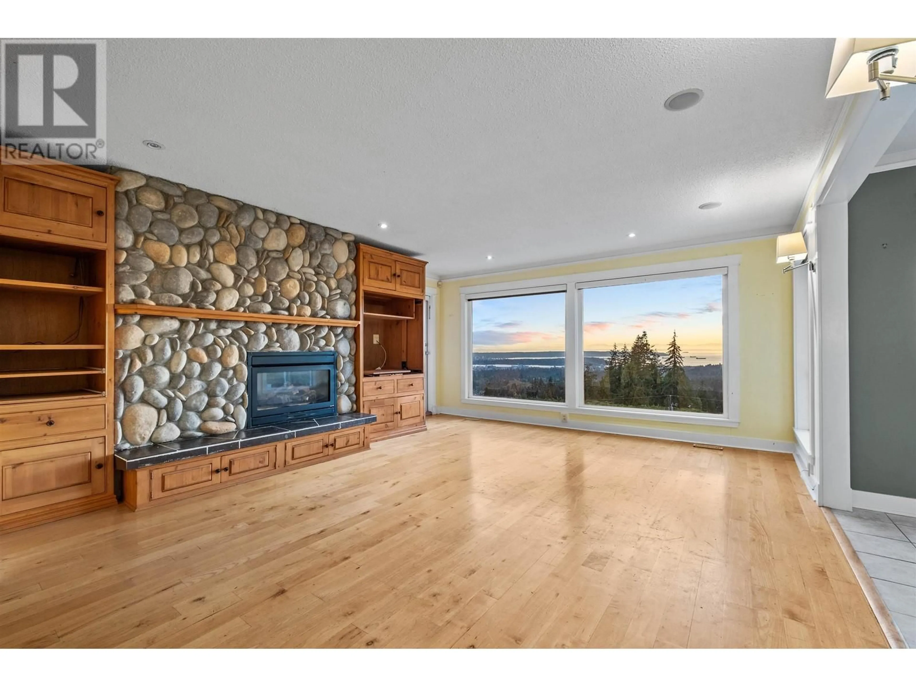 Unknown for 353 NEWDALE COURT, North Vancouver British Columbia V7N3H3
