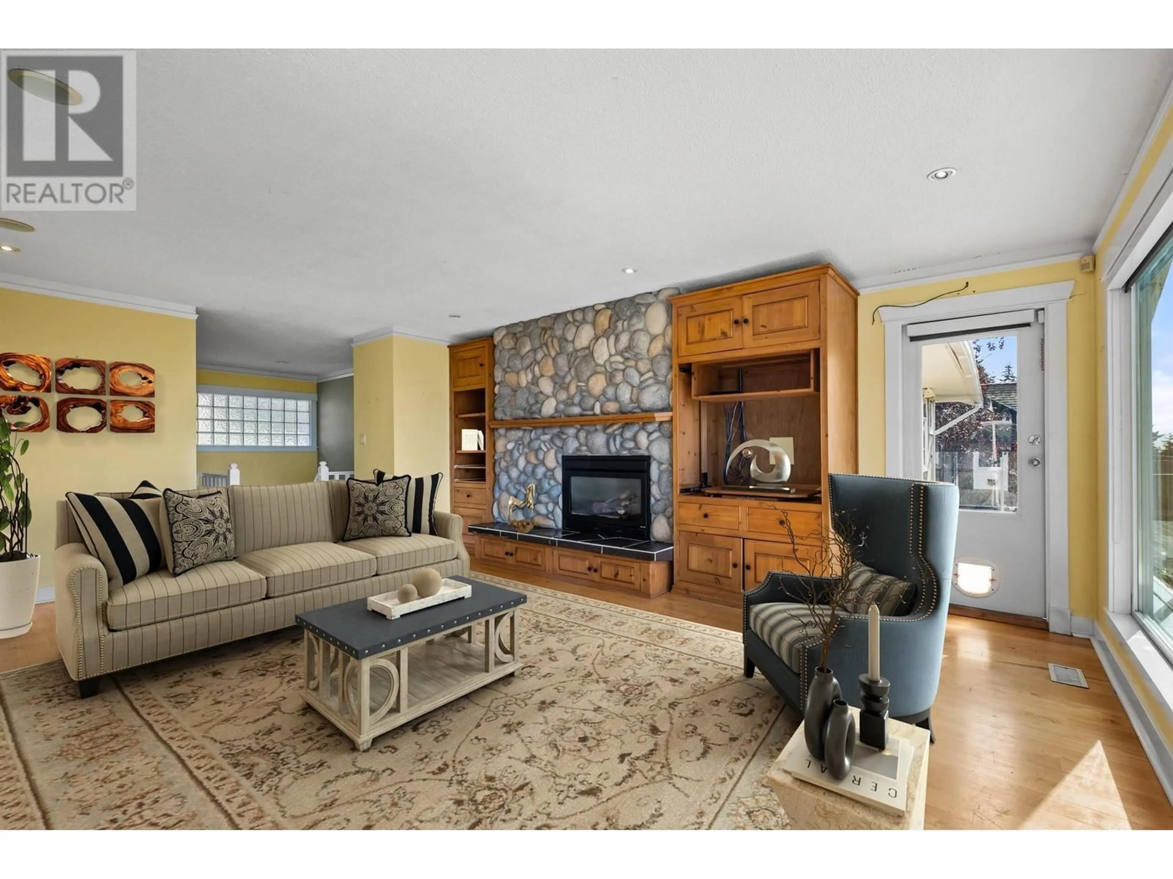 Living room with furniture, unknown for 353 NEWDALE COURT, North Vancouver British Columbia V7N3H3