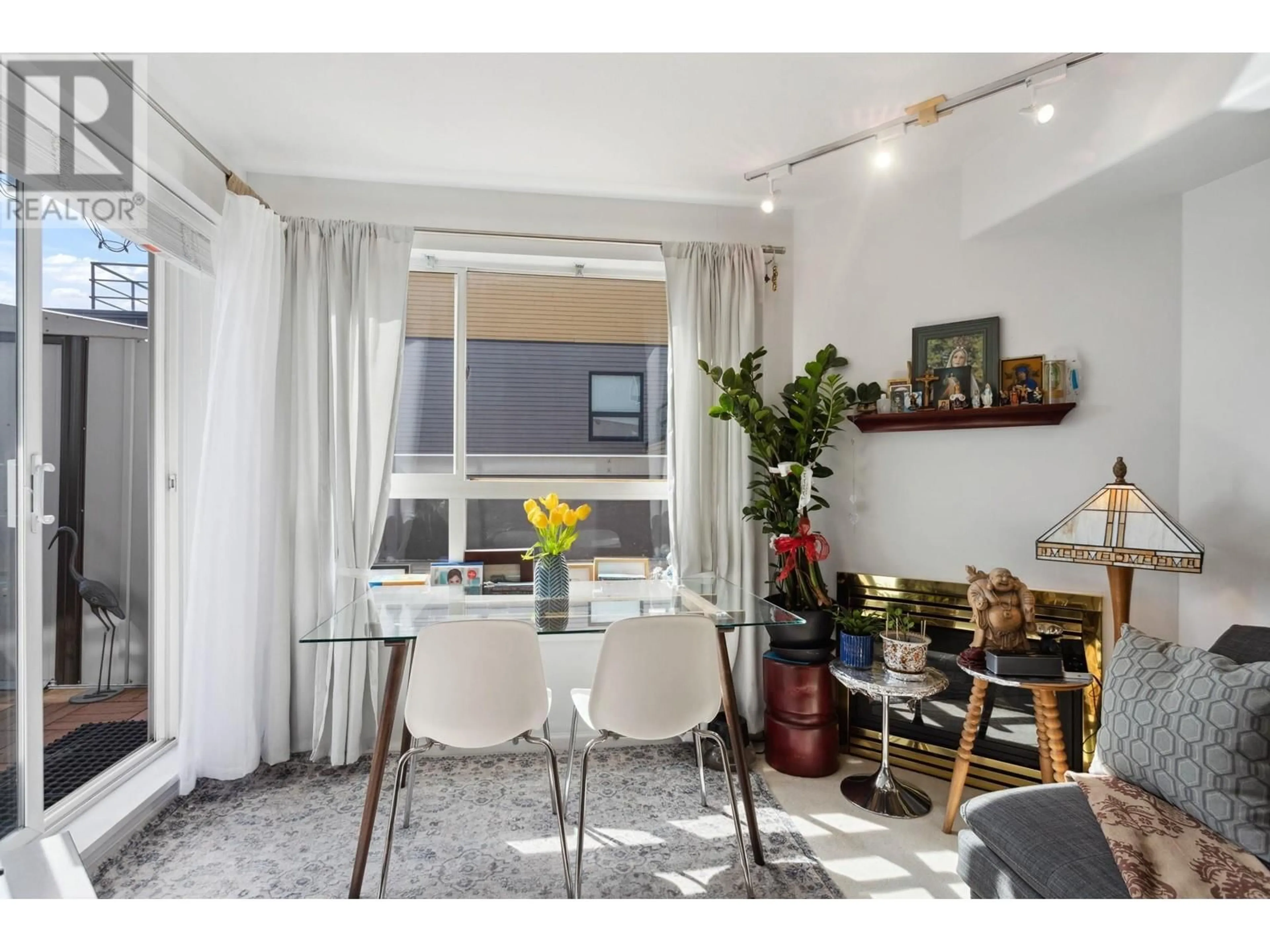 Dining room, wood/laminate floor for 306 - 988 21ST AVENUE, Vancouver British Columbia V5Z1Z1