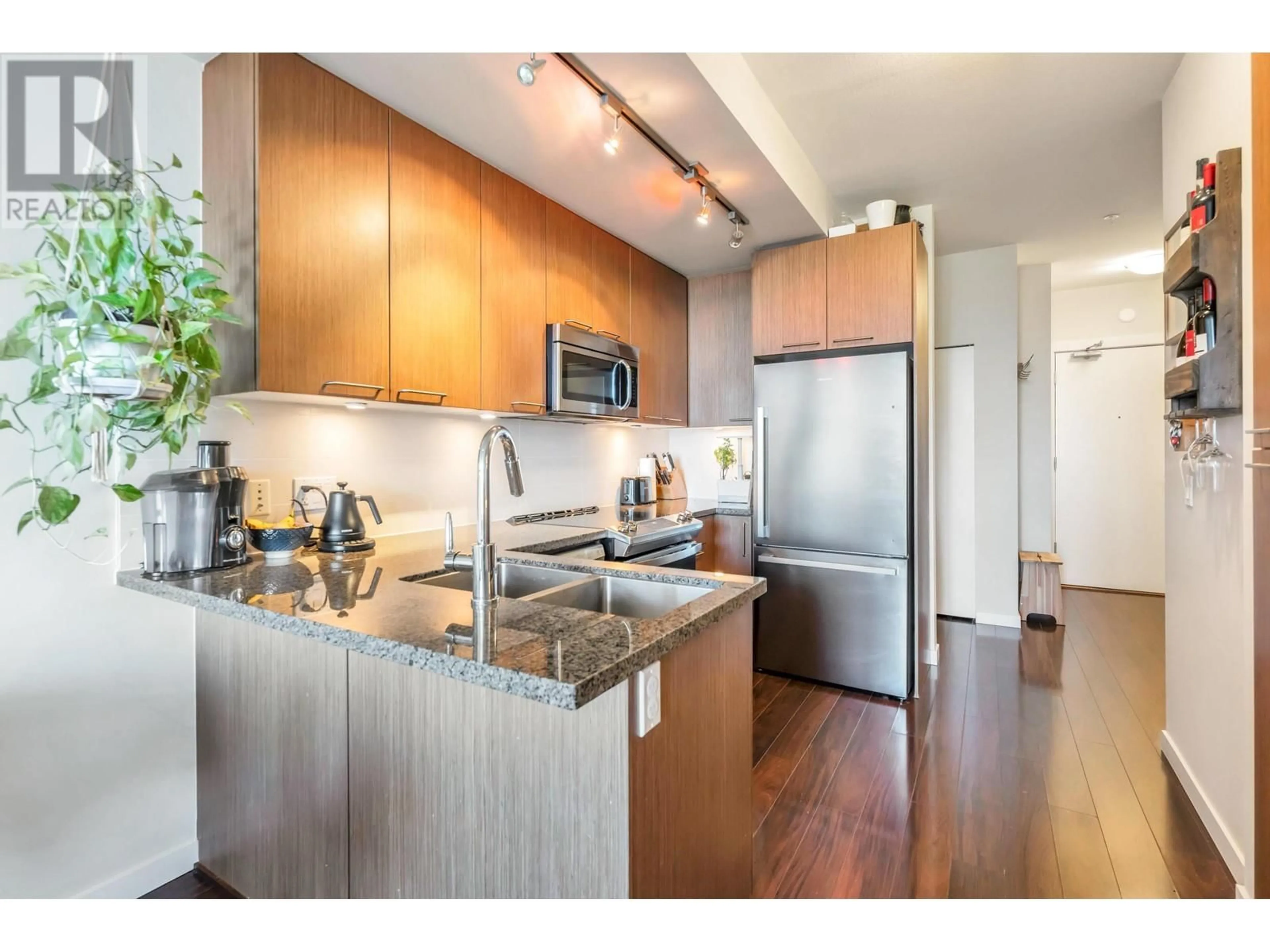 Standard kitchen, wood/laminate floor for 305 - 2008 54TH AVENUE, Vancouver British Columbia V5P1Y6