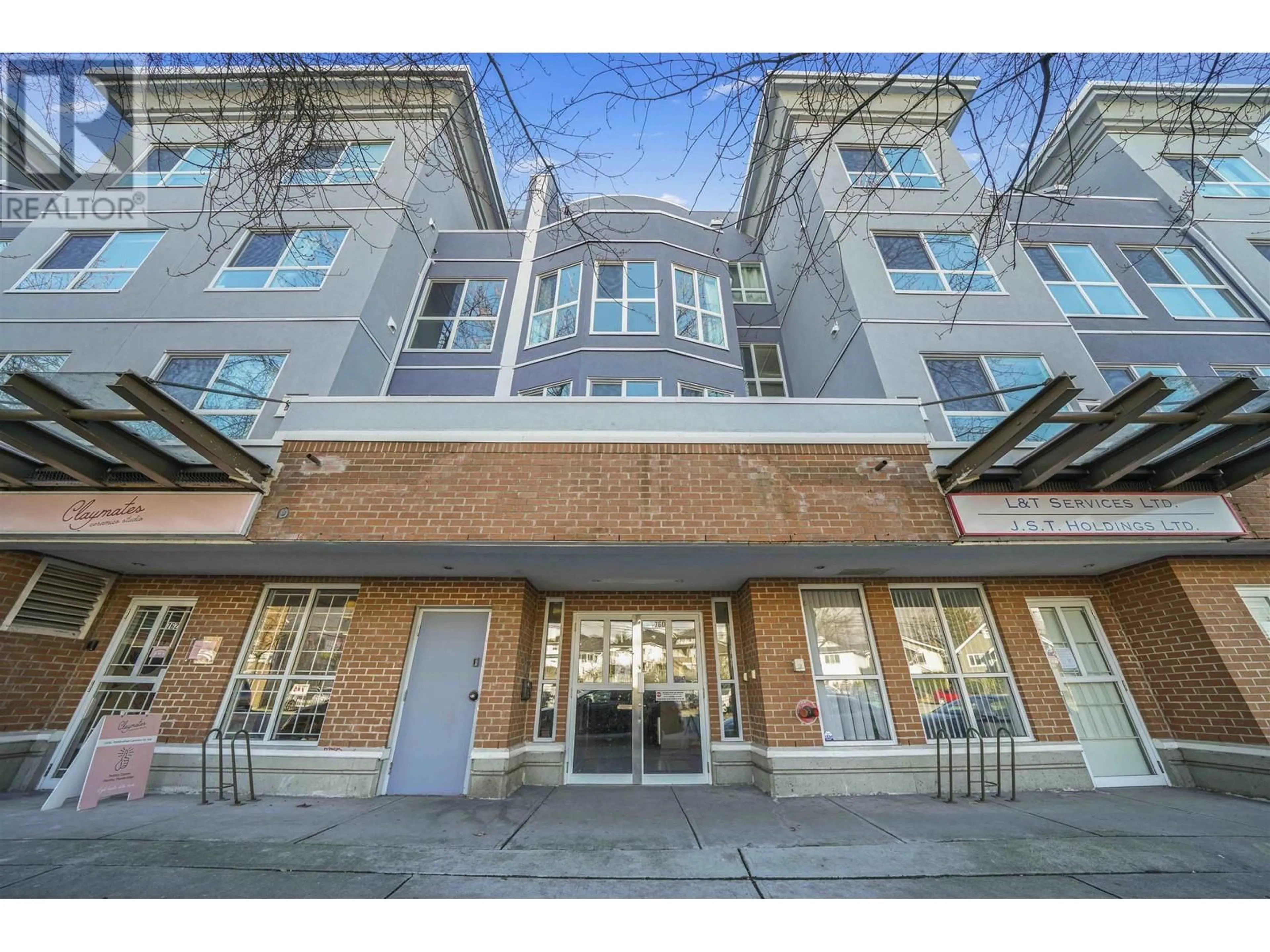 Indoor foyer for PH23 - 760 KINGSWAY, Vancouver British Columbia V5V3C1