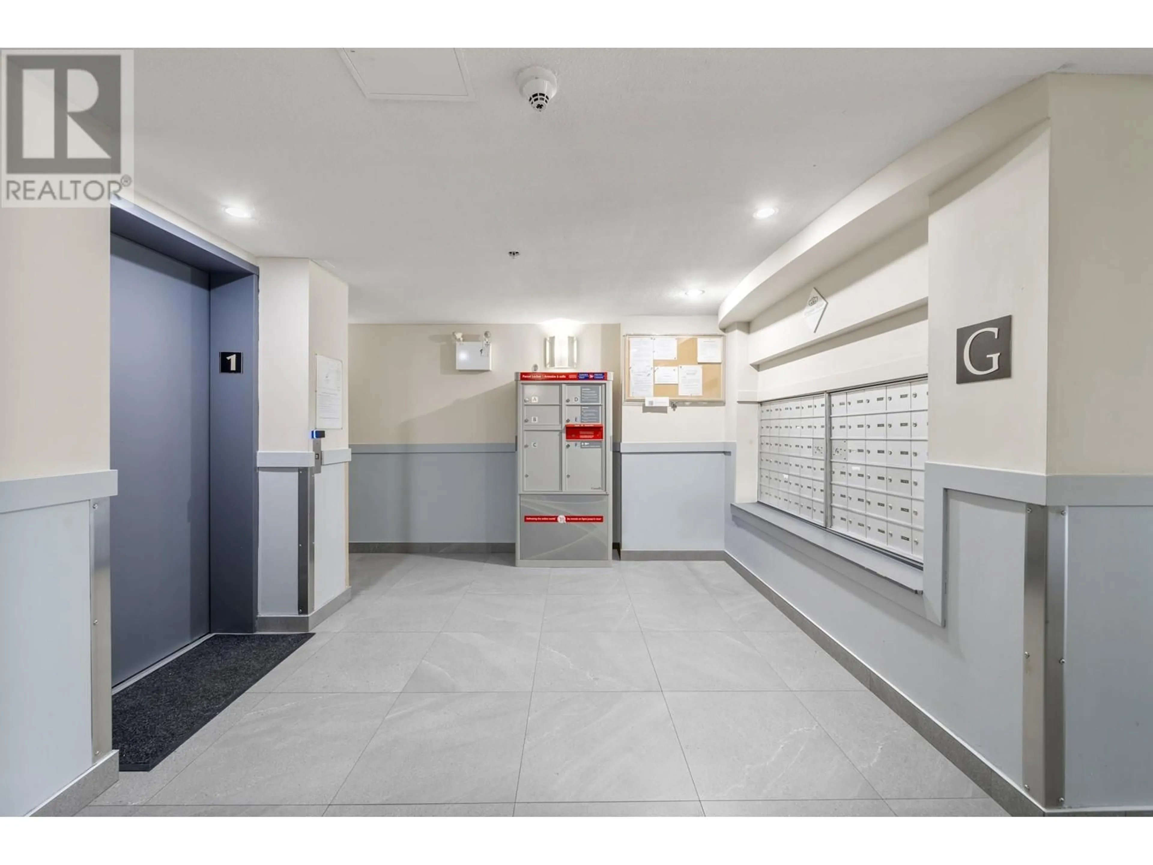 Indoor foyer for PH23 - 760 KINGSWAY, Vancouver British Columbia V5V3C1
