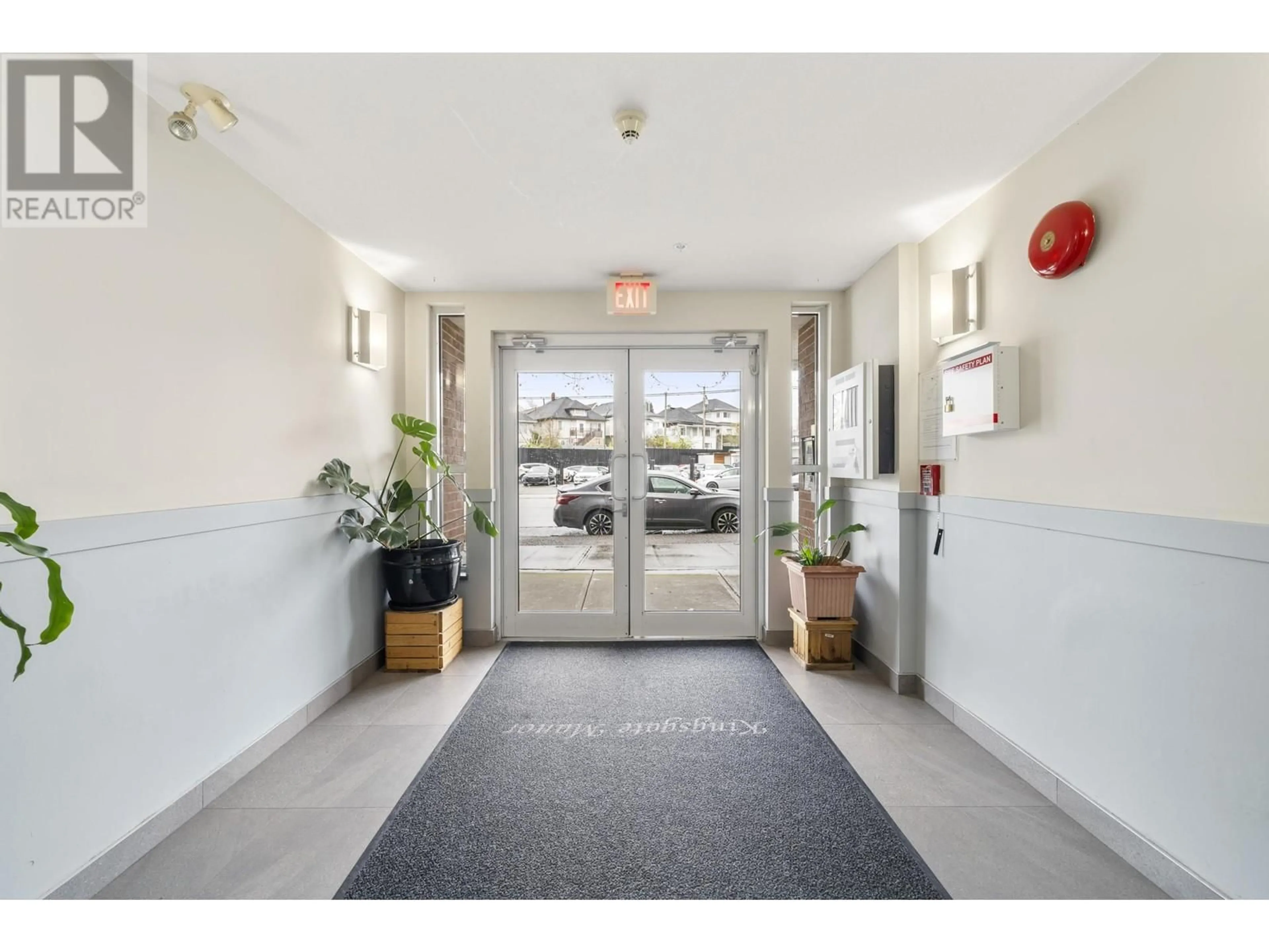 Indoor foyer for PH23 - 760 KINGSWAY, Vancouver British Columbia V5V3C1