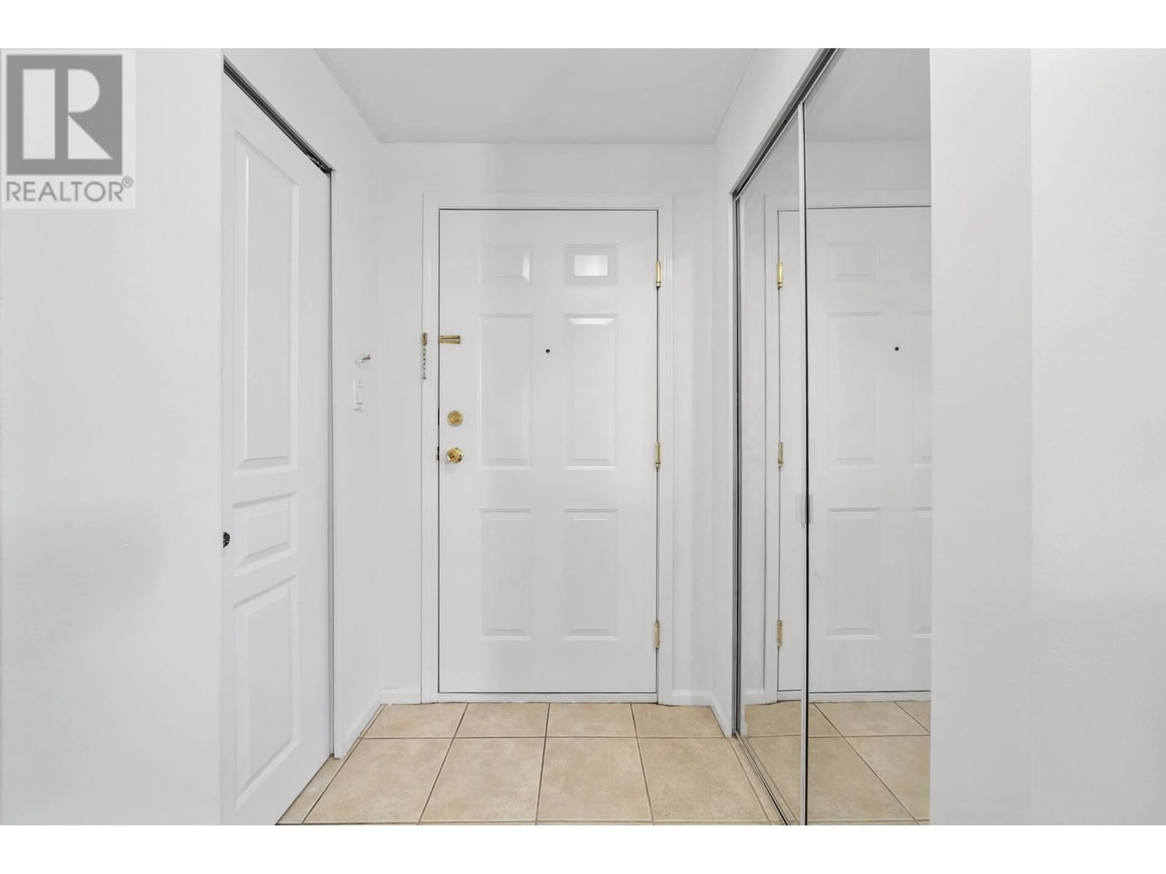 Indoor entryway for PH23 - 760 KINGSWAY, Vancouver British Columbia V5V3C1
