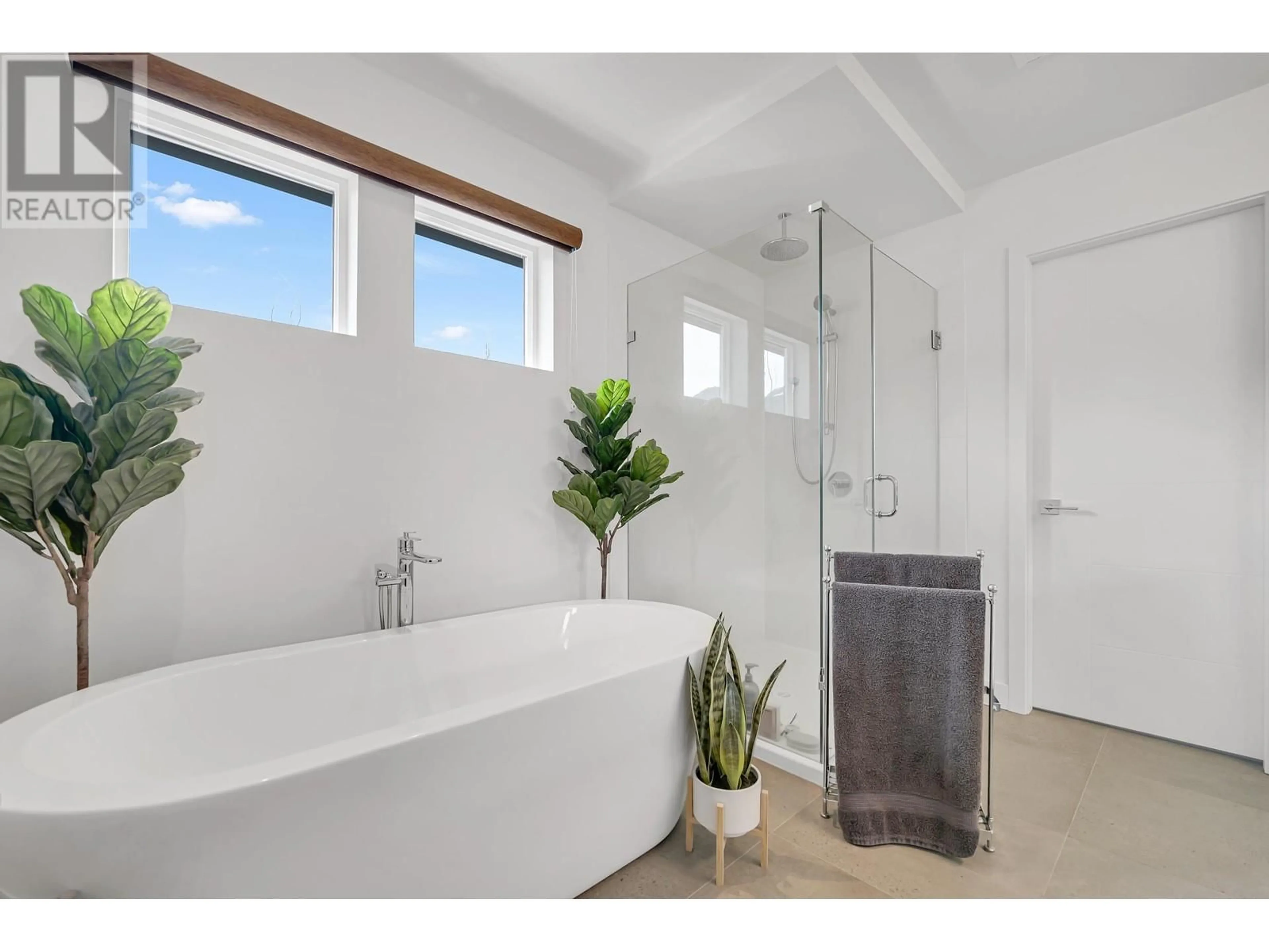 Contemporary bathroom, ceramic/tile floor for 1706 SPARROW WAY, Squamish British Columbia V8B0V3