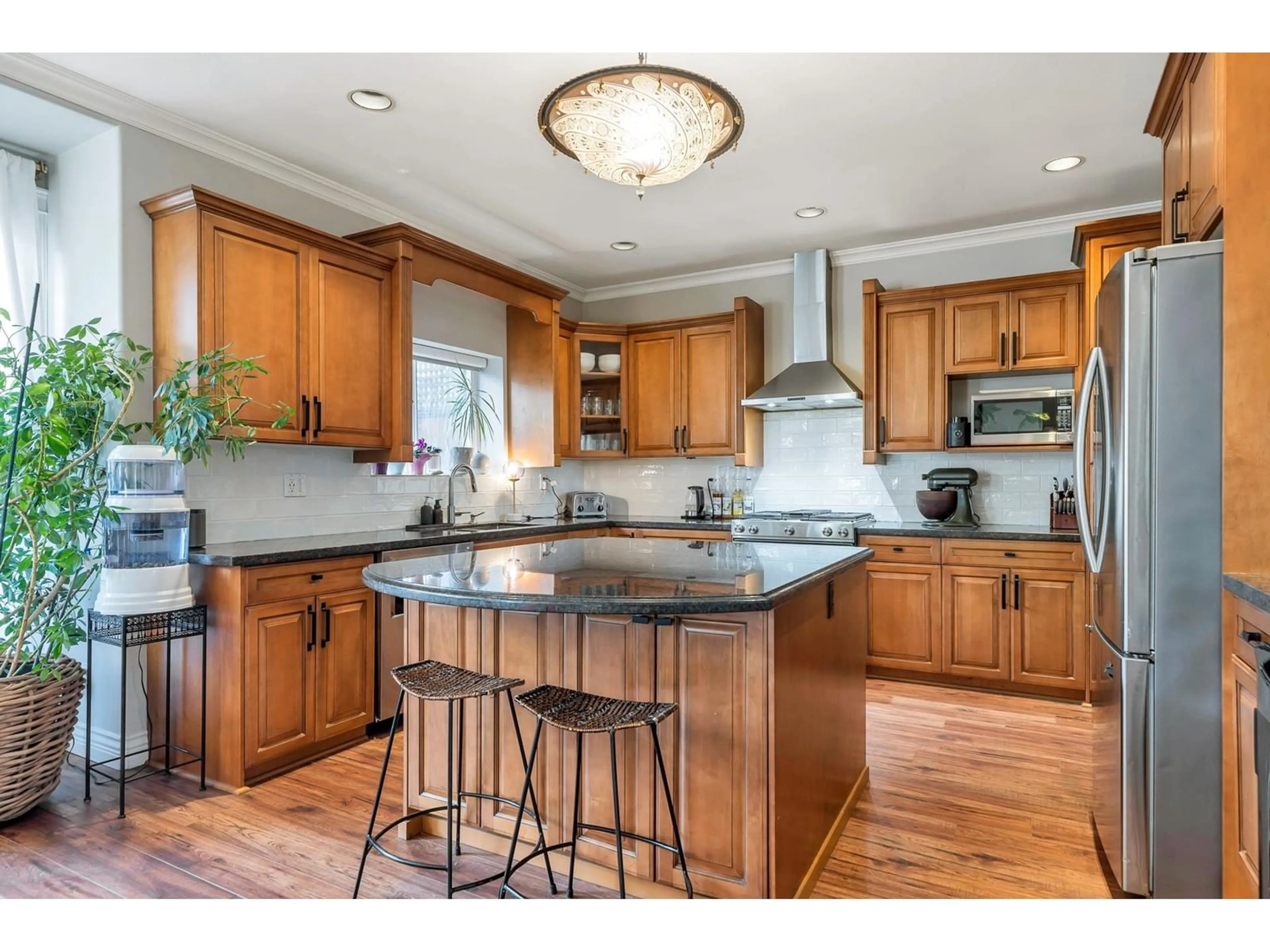 Open concept kitchen, wood/laminate floor for 14936 35, Surrey British Columbia V3S0T4