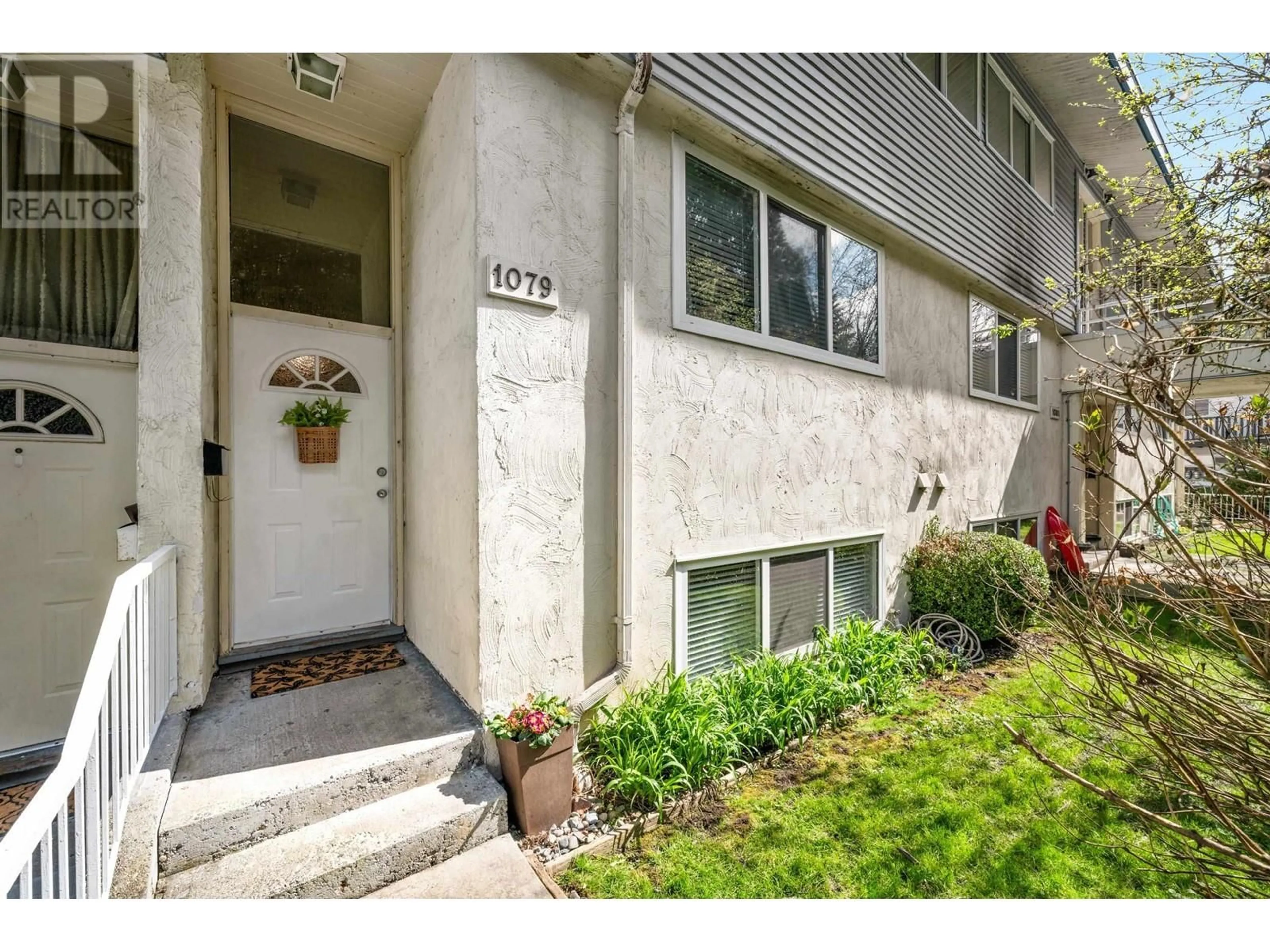 Indoor entryway for 1079 CECILE DRIVE, Port Moody British Columbia V3H1M6