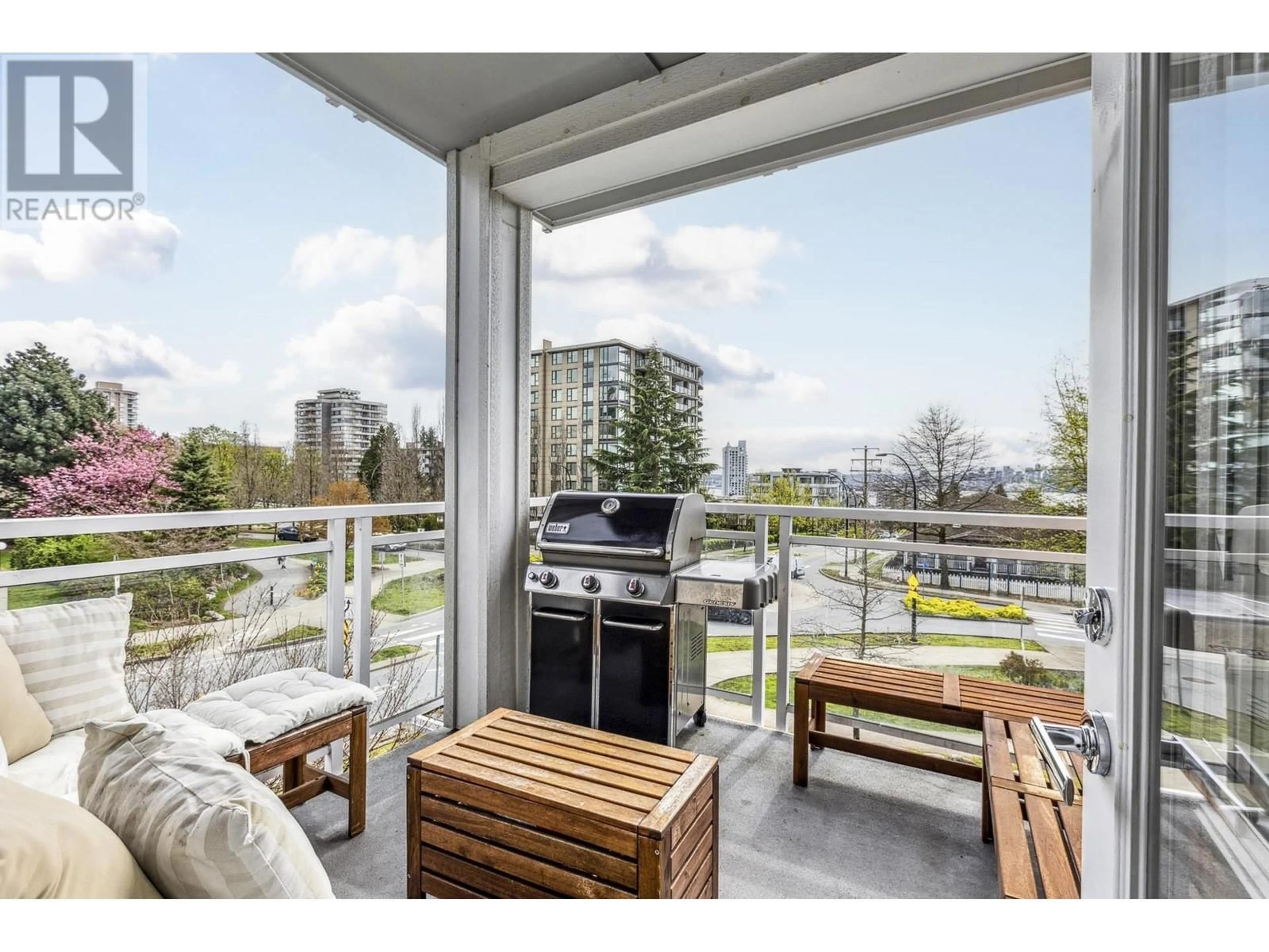Balcony in the apartment, water/lake/river/ocean view for 208 - 717 CHESTERFIELD AVENUE, North Vancouver British Columbia V7M3L8