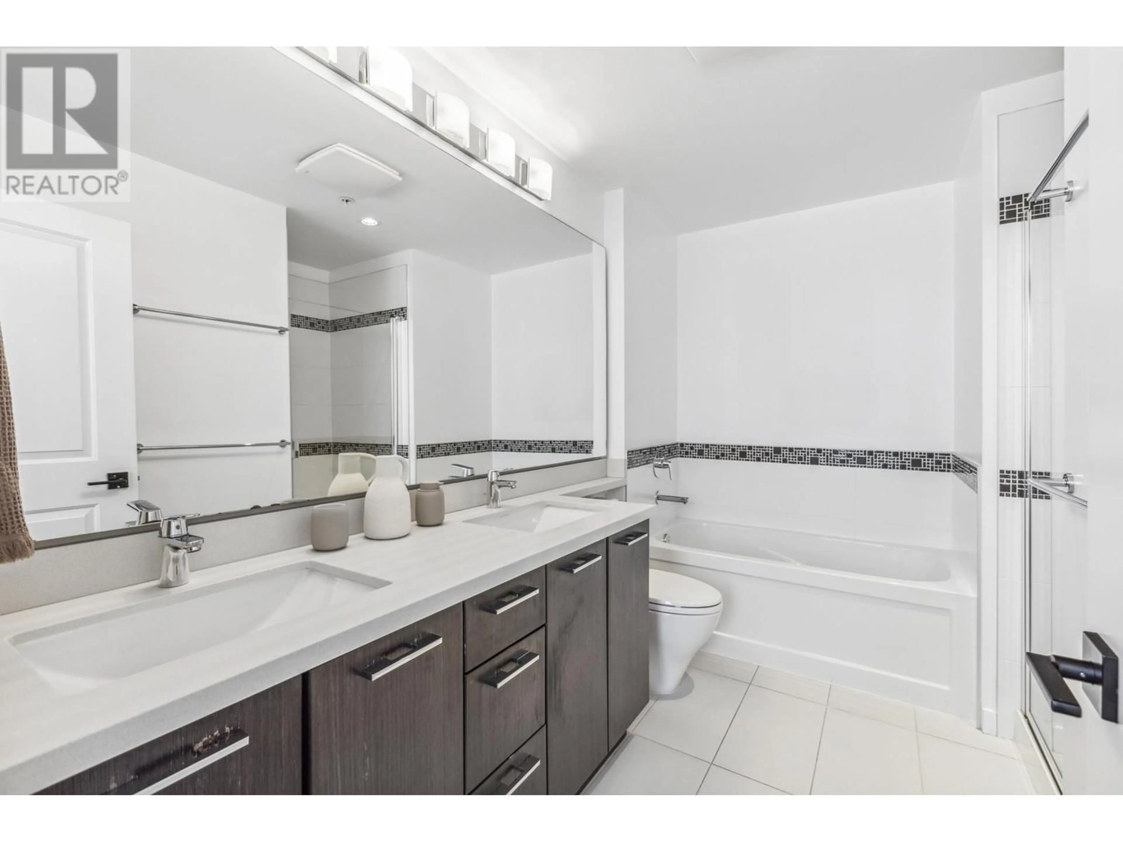 Standard bathroom, ceramic/tile floor for 208 - 717 CHESTERFIELD AVENUE, North Vancouver British Columbia V7M3L8