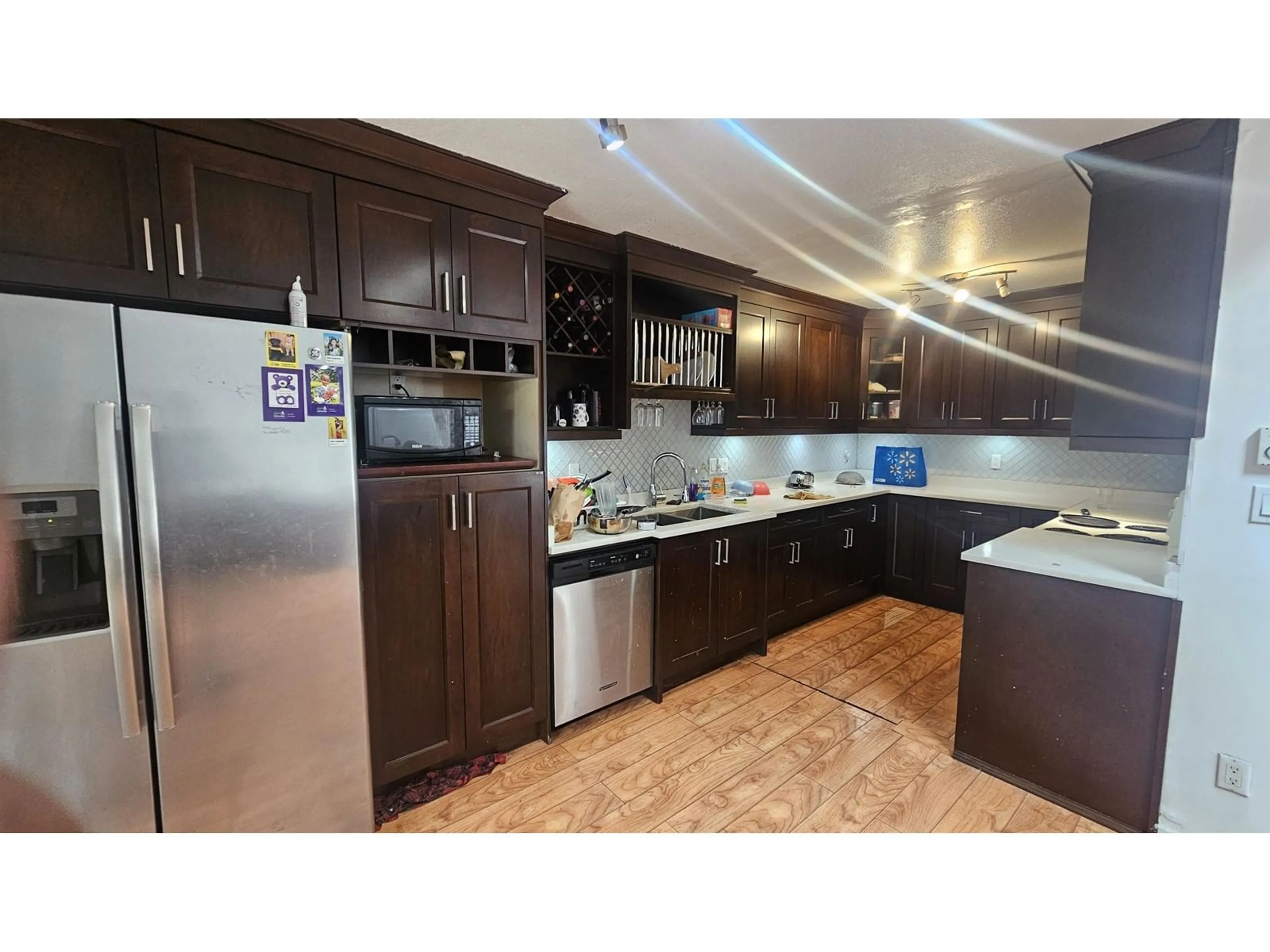 Standard kitchen, unknown for 13902 LAUREL, Surrey British Columbia V3T1A9