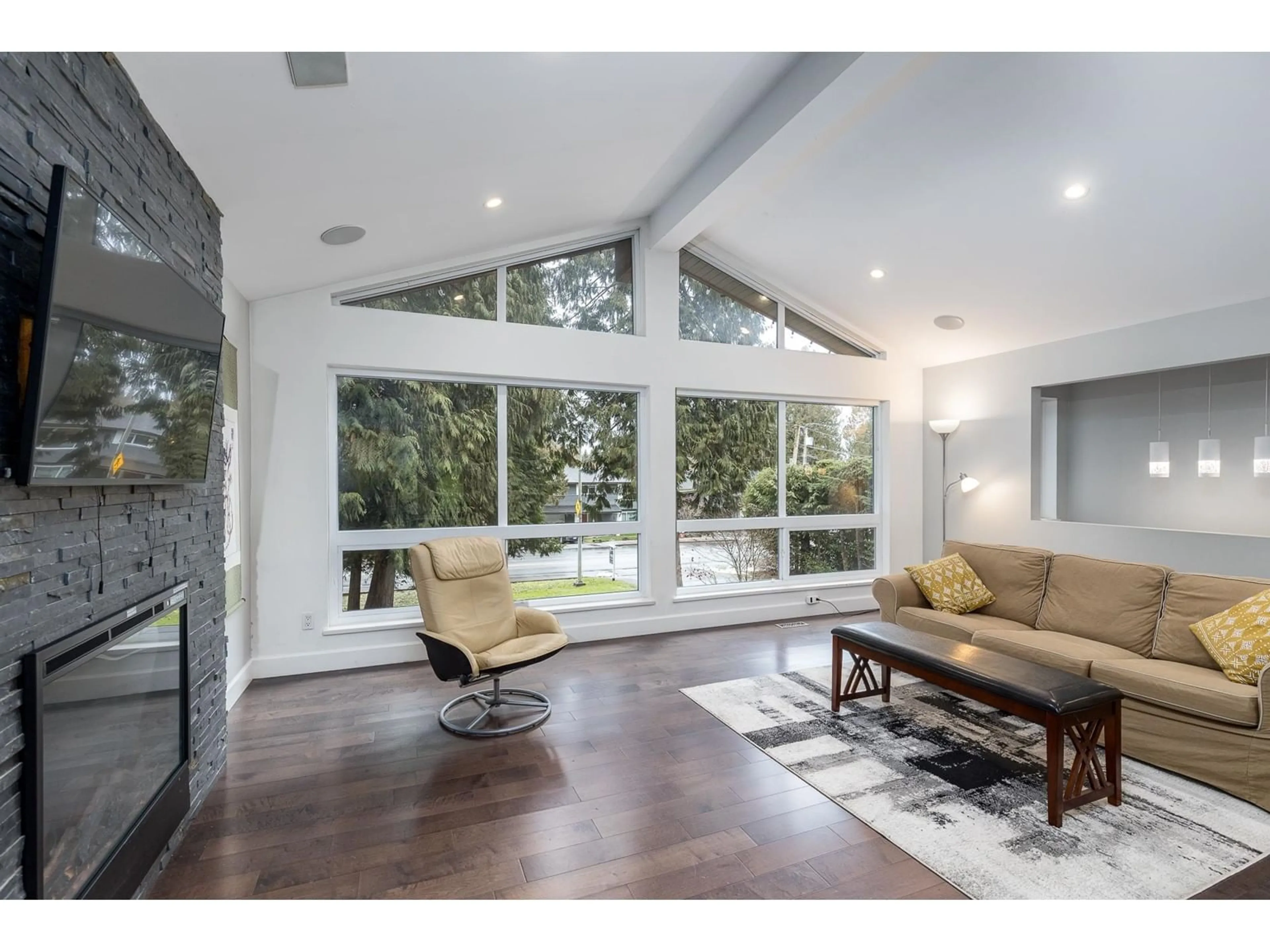 Living room with furniture, unknown for 20580 48, Langley British Columbia V3A3L6
