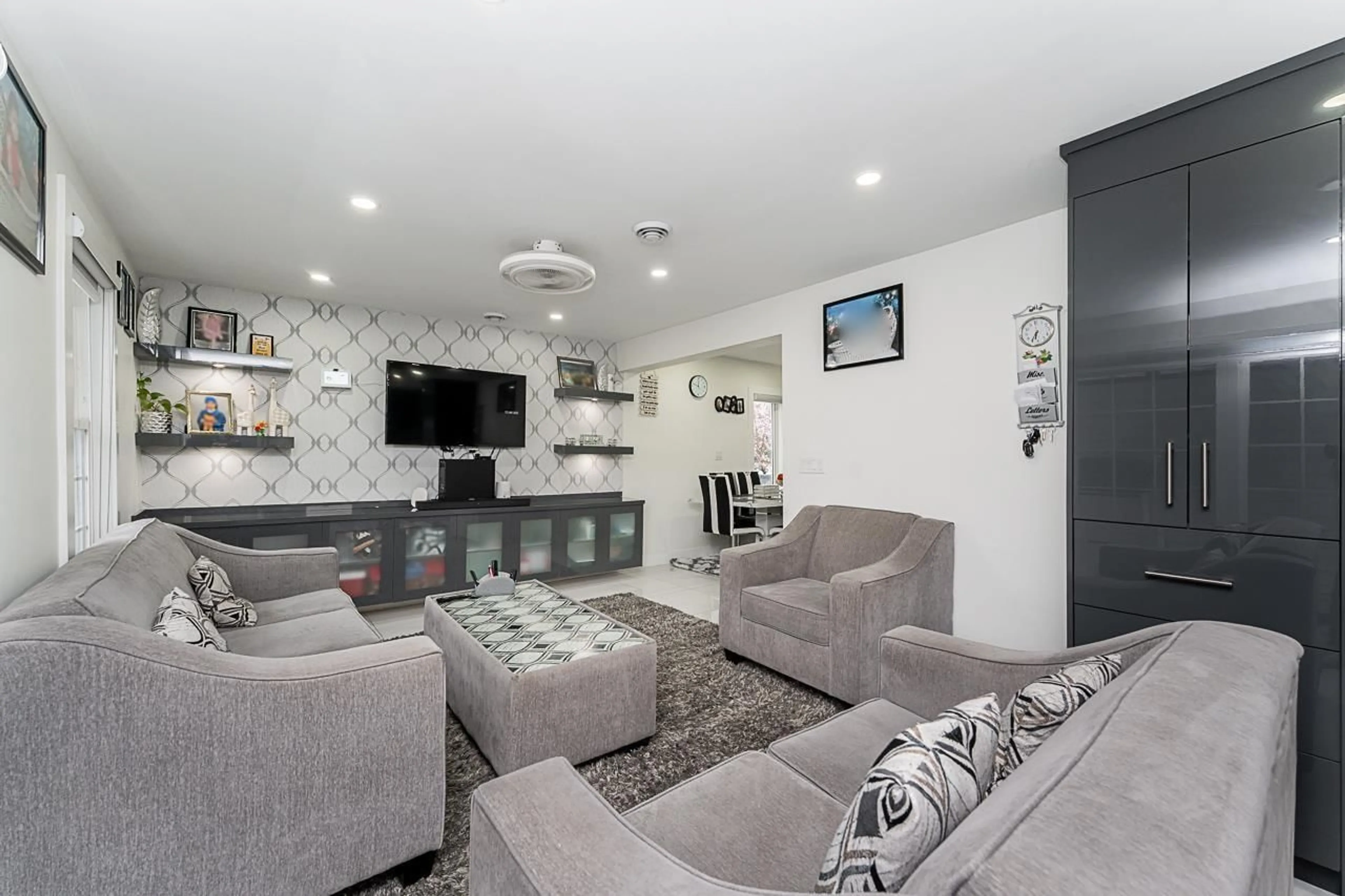 Living room with furniture, unknown for 12850 115B, Surrey British Columbia V3R2R9