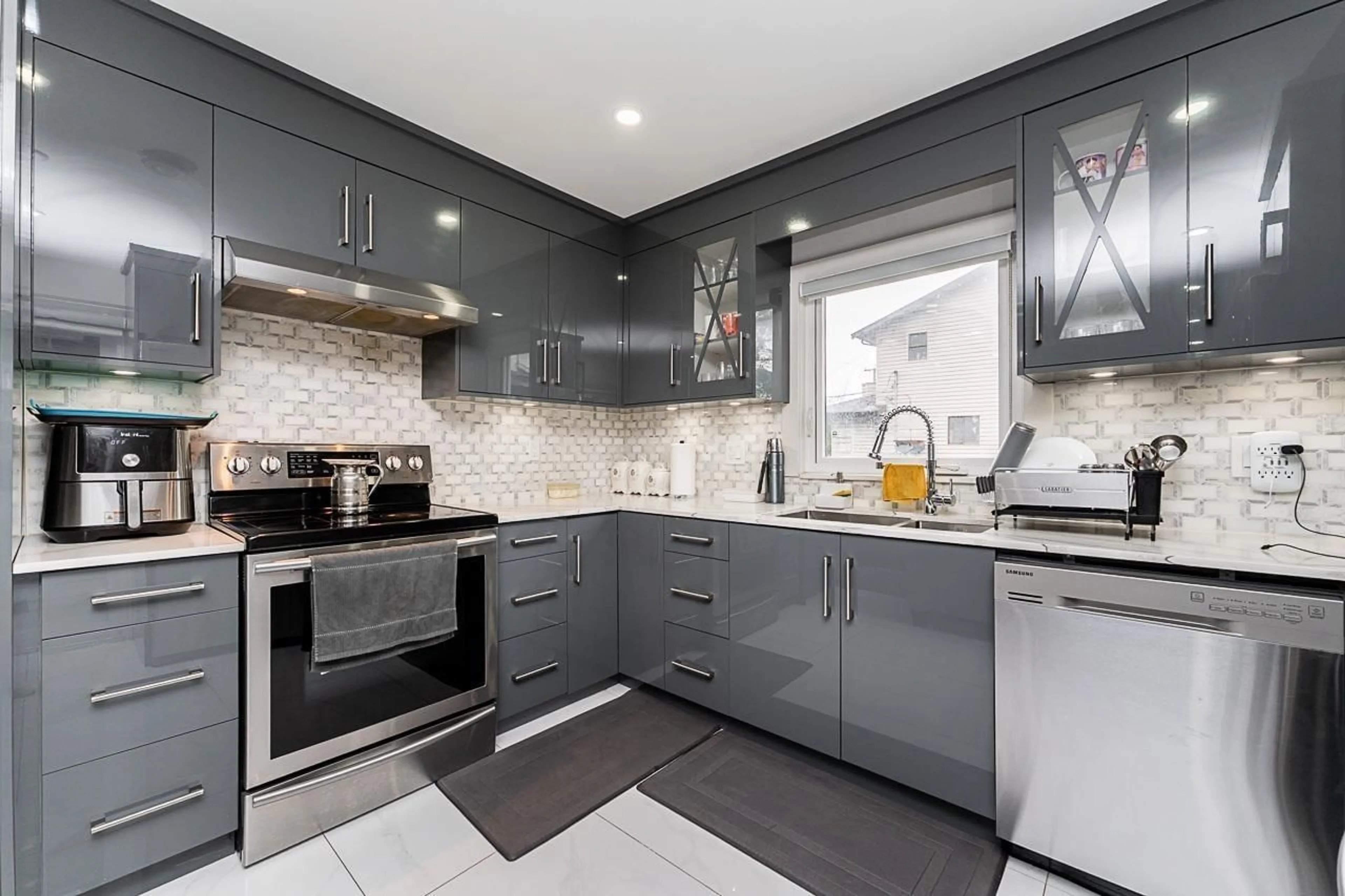 Contemporary kitchen, ceramic/tile floor for 12850 115B, Surrey British Columbia V3R2R9