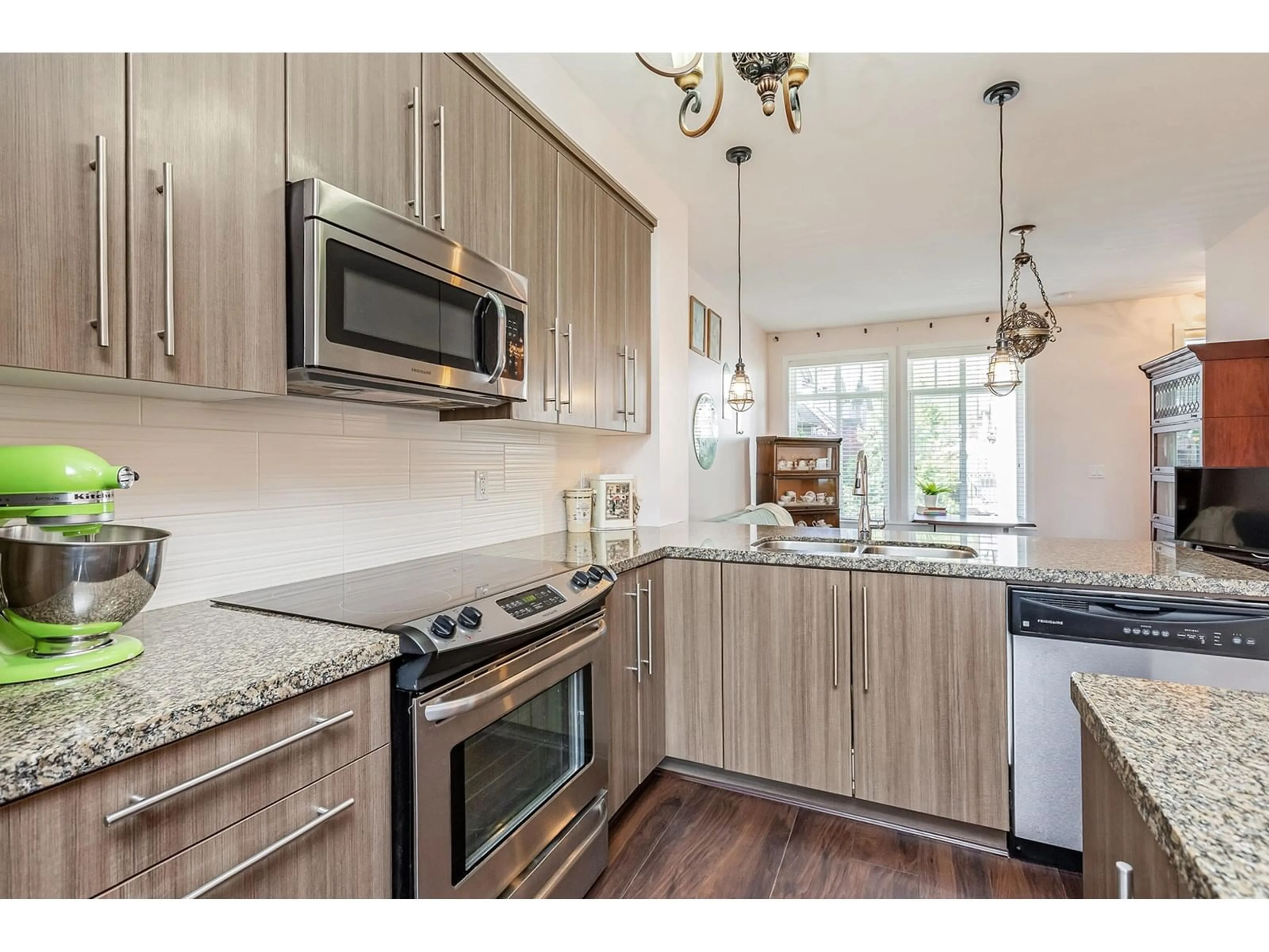 Open concept kitchen, wood/laminate floor for 69 - 8250 209B, Langley British Columbia V2Y0J7
