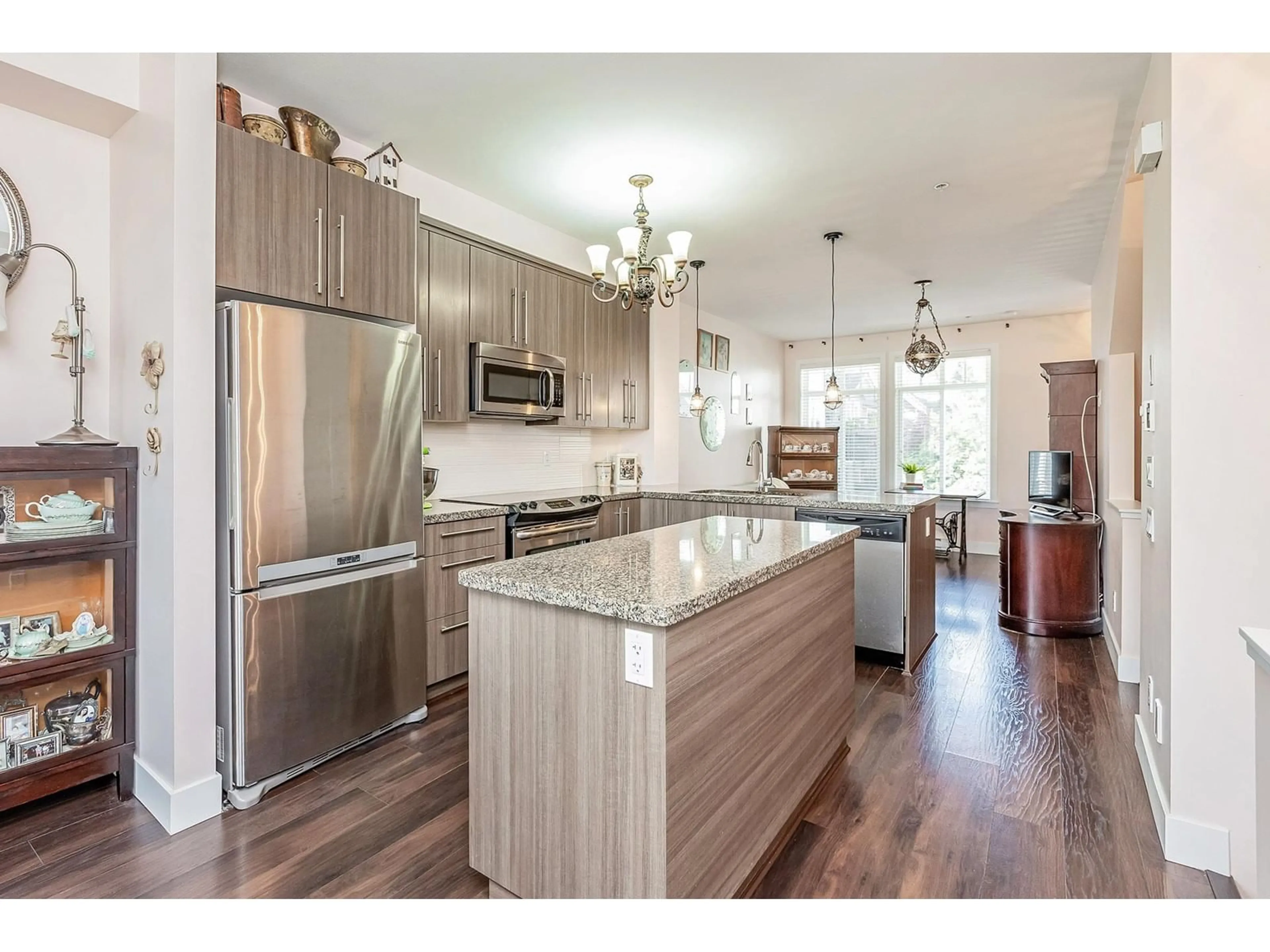 Open concept kitchen, wood/laminate floor for 69 - 8250 209B, Langley British Columbia V2Y0J7