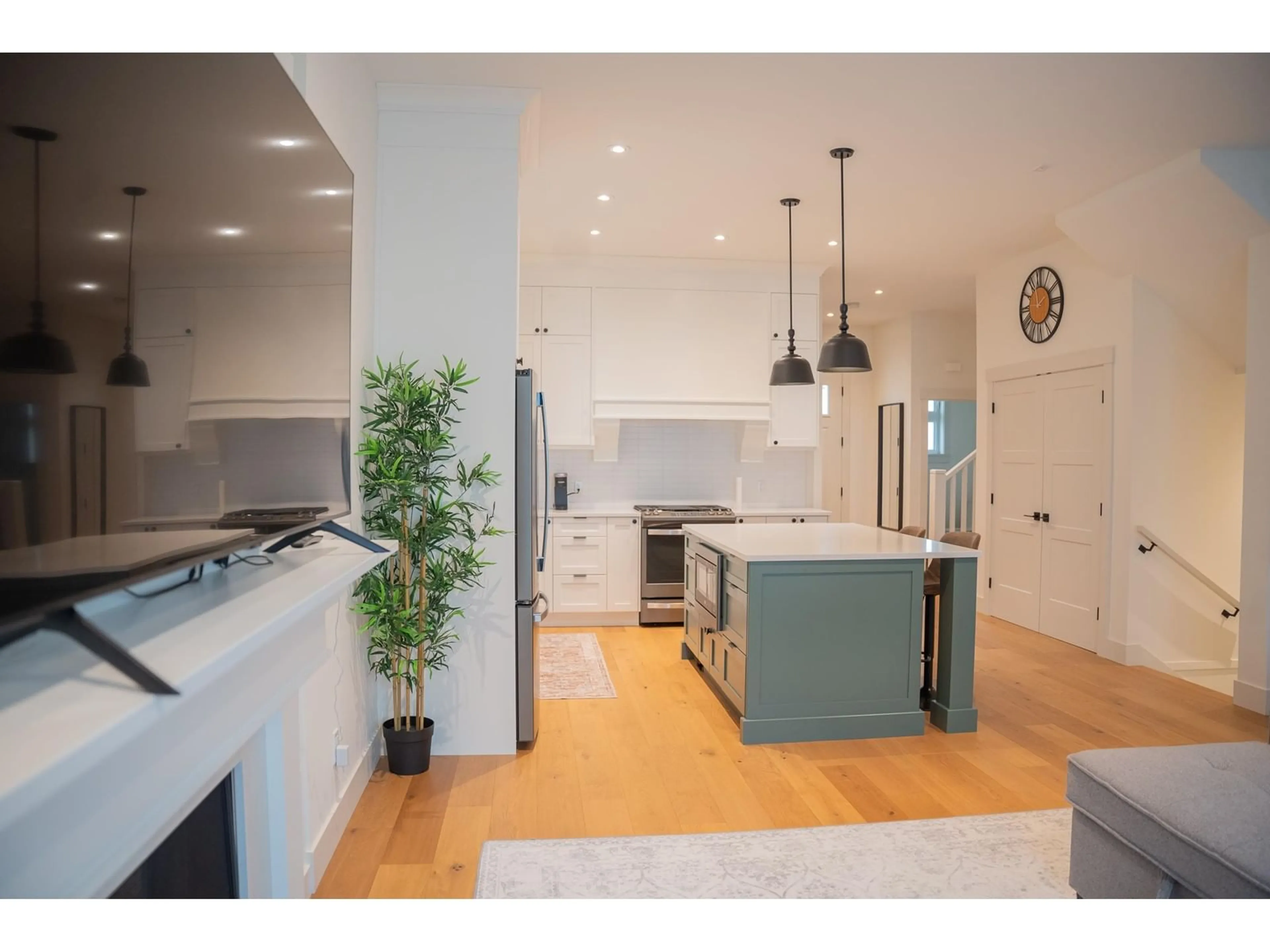 Open concept kitchen, unknown for 19756 75B, Langley British Columbia V2Y5K2