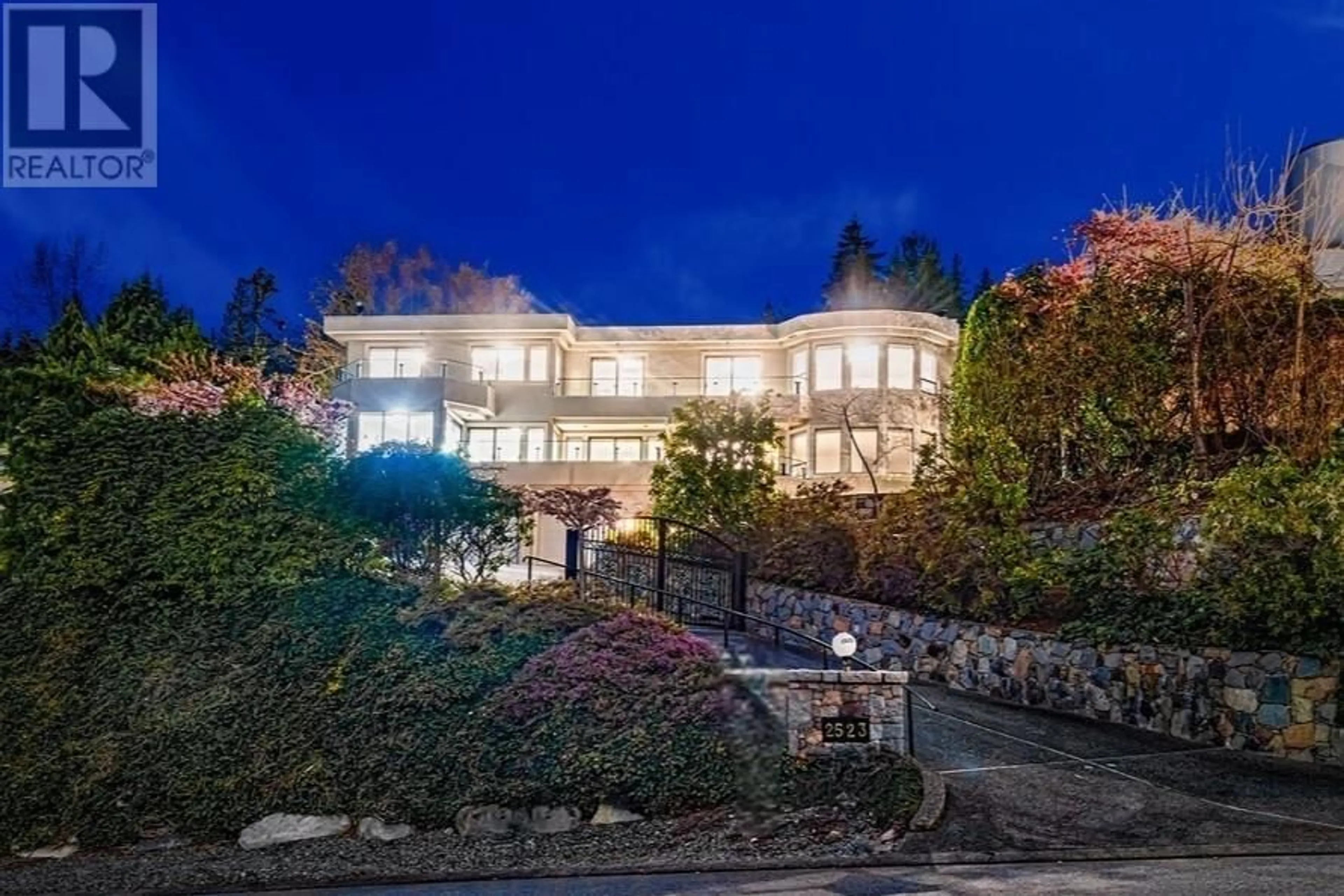 A pic from outside/outdoor area/front of a property/back of a property/a pic from drone, unknown for 2523 WESTHILL DRIVE, West Vancouver British Columbia V7S3A3