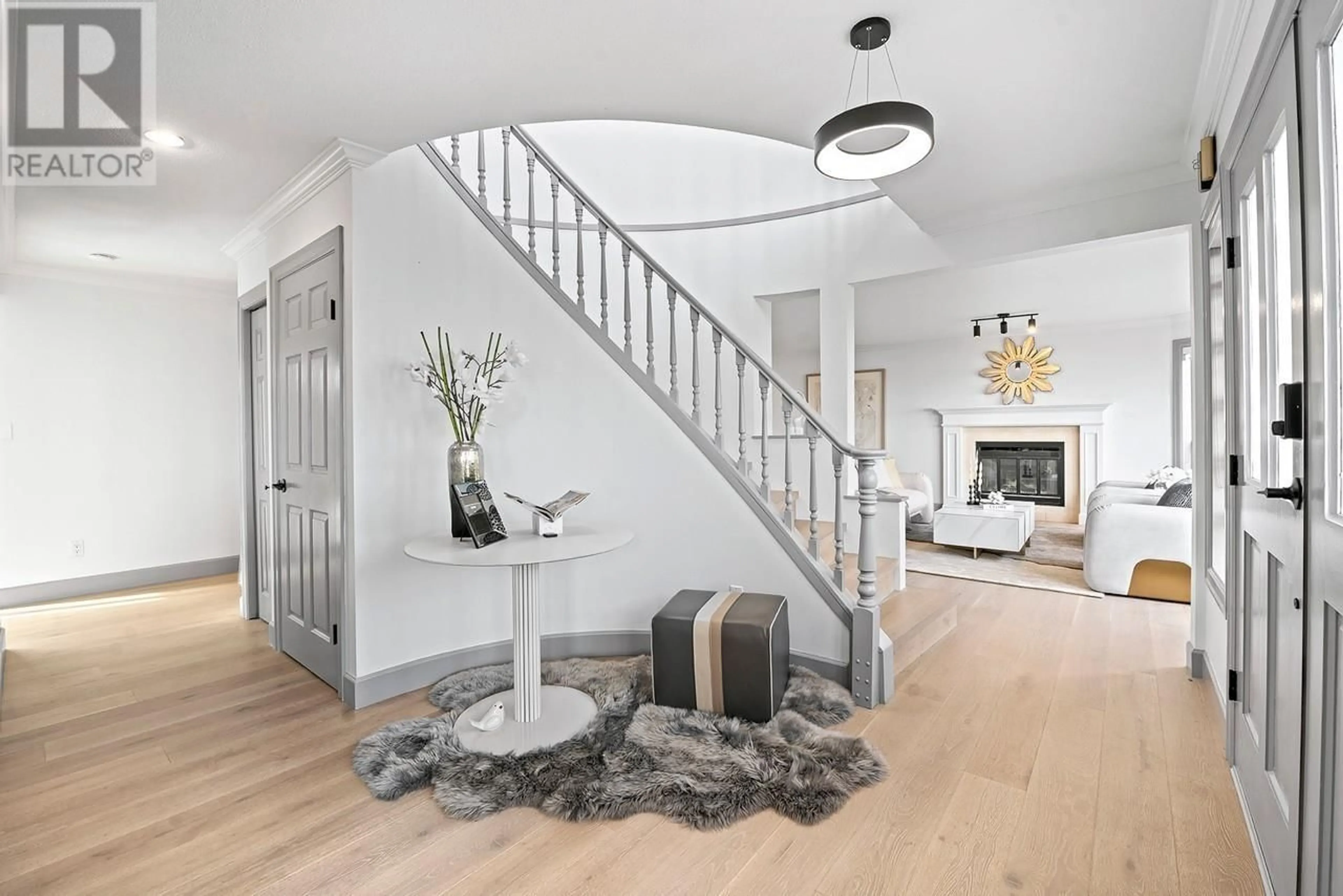 Indoor entryway for 2523 WESTHILL DRIVE, West Vancouver British Columbia V7S3A3