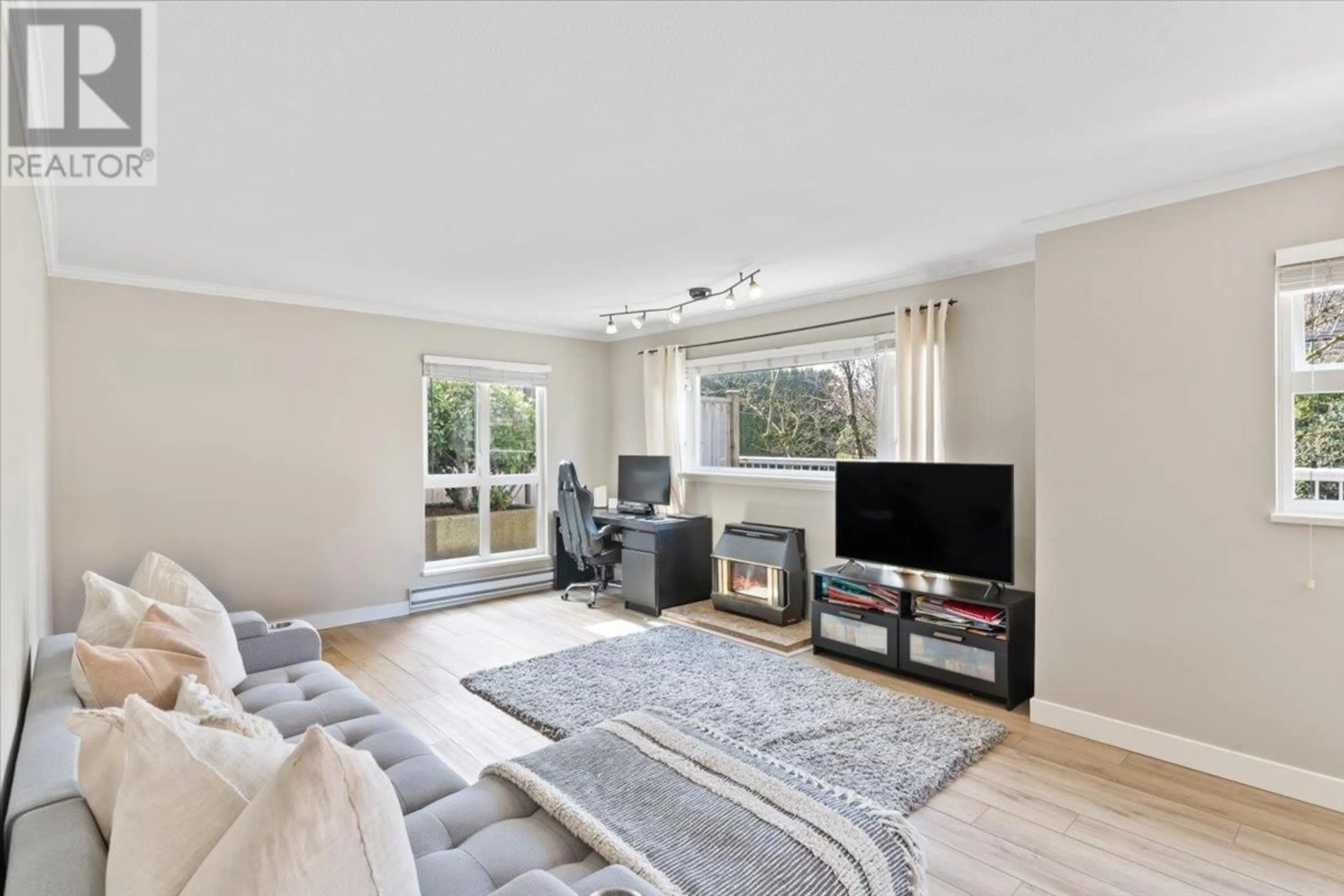 Living room with furniture, unknown for 108 - 2339 SHAUGHNESSY STREET, Port Coquitlam British Columbia V3C3E2