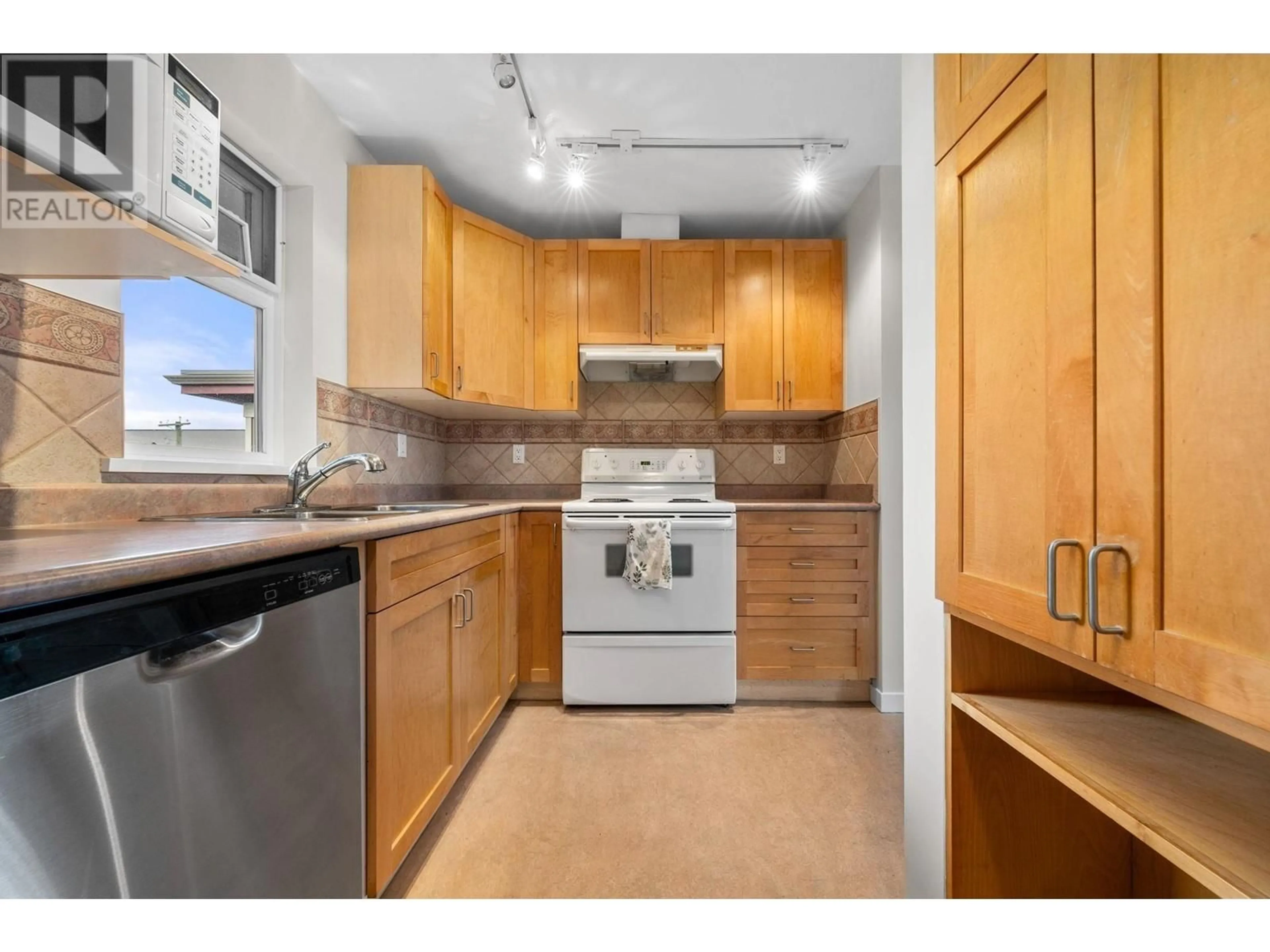 Standard kitchen, unknown for 401 - 4272 ALBERT STREET, Burnaby British Columbia V5C2E8
