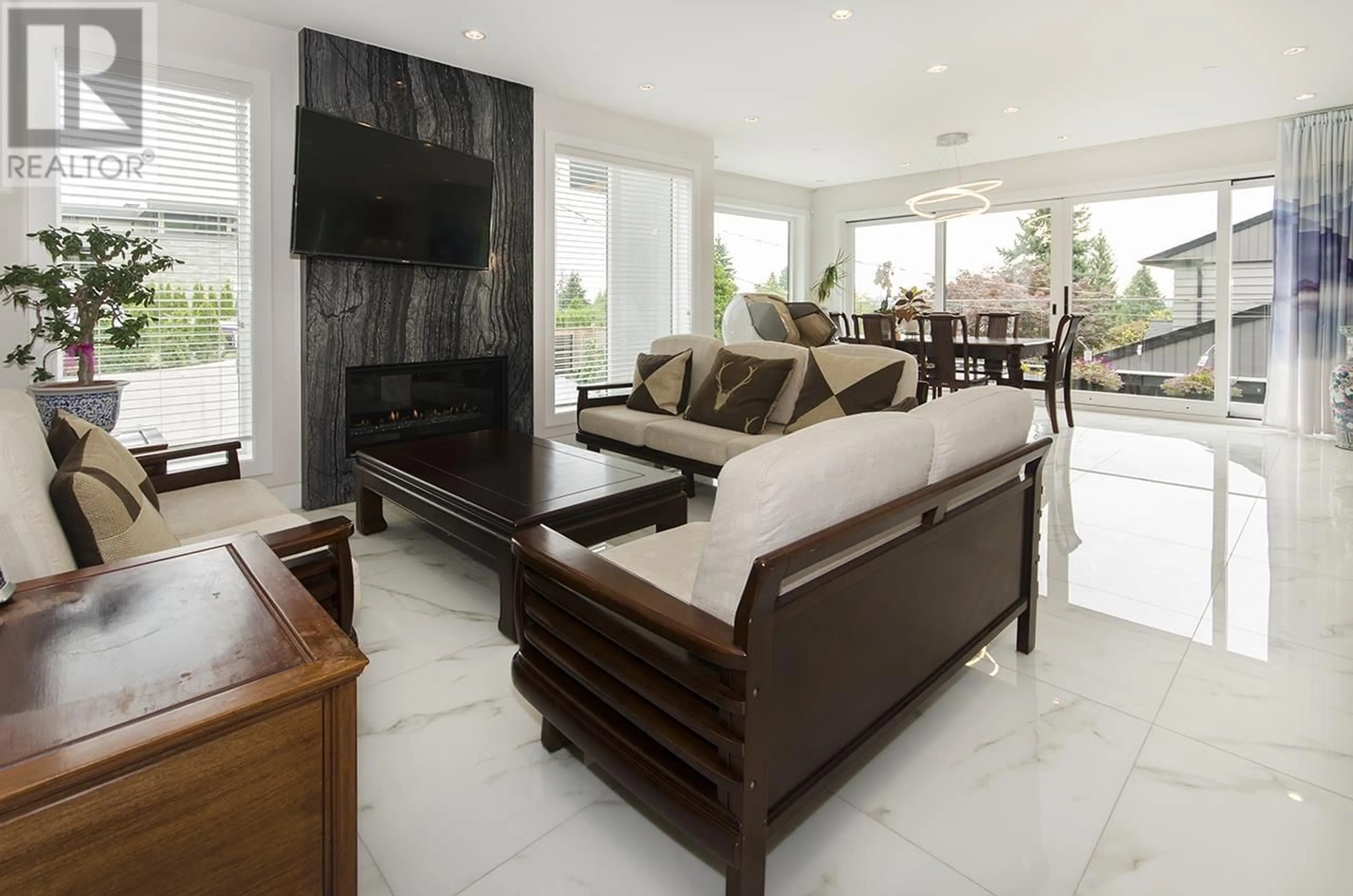 Living room with furniture, ceramic/tile floor for 2010 QUEENS AVENUE, West Vancouver British Columbia V7V2X9