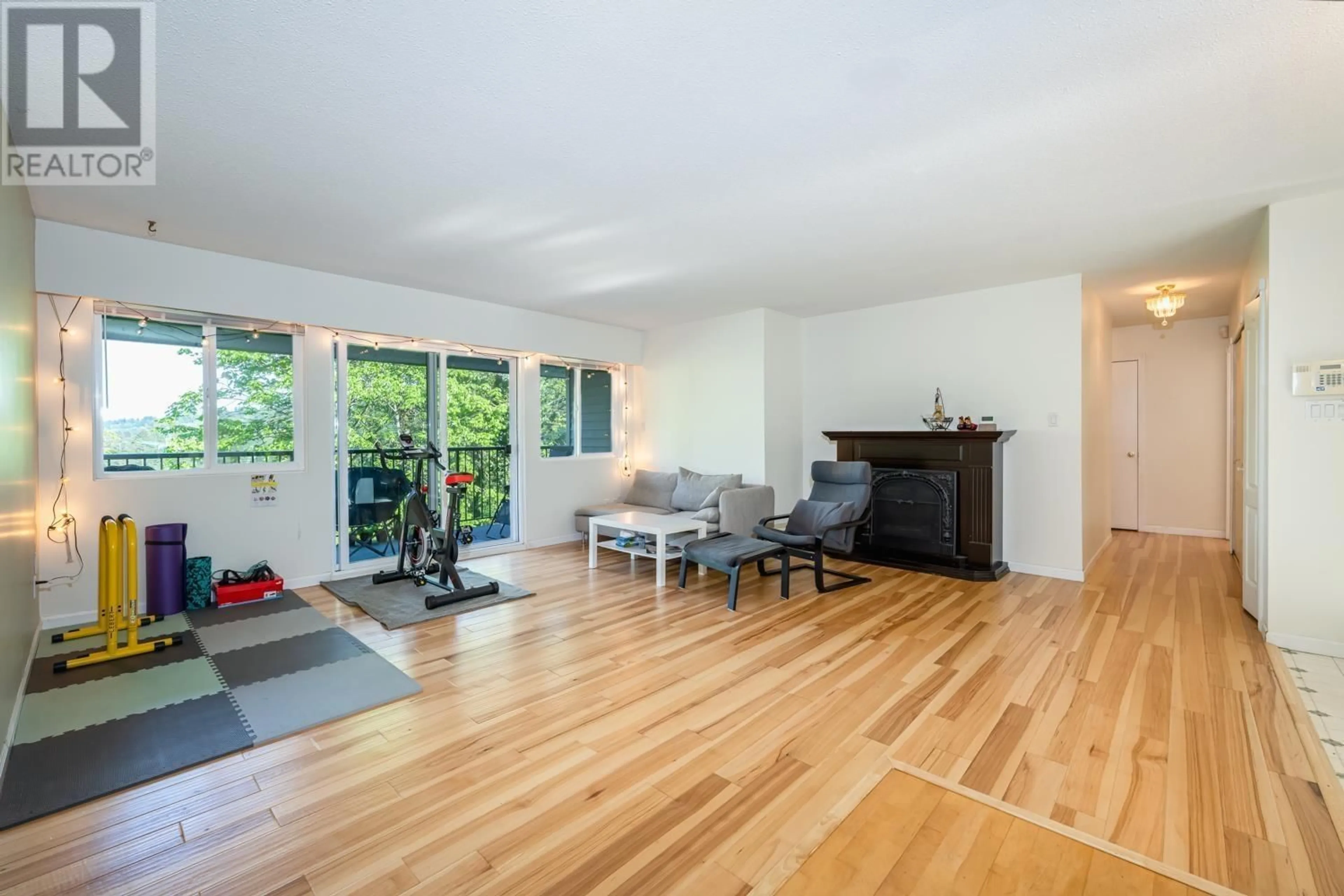 Living room with furniture, wood/laminate floor for 1948 HIGHVIEW PLACE, Port Moody British Columbia V3H1N5
