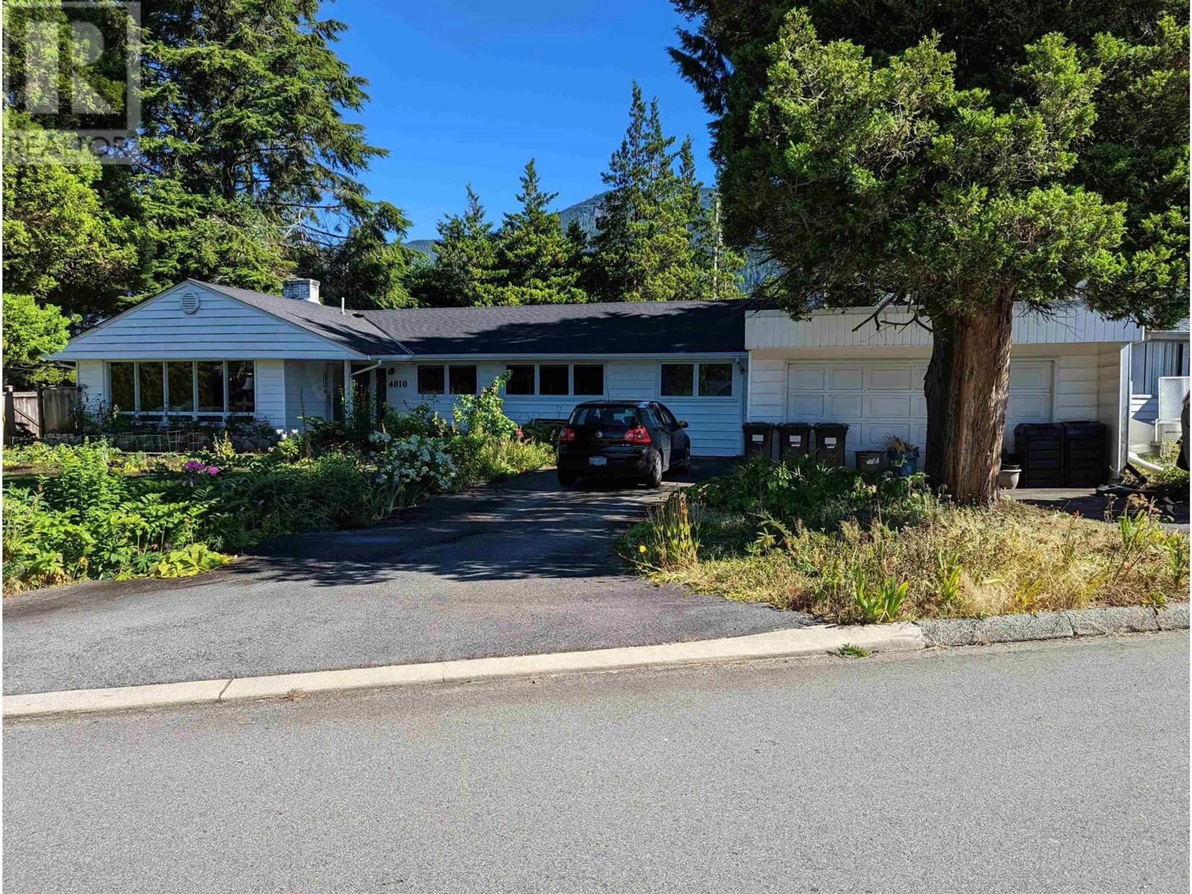 A pic from outside/outdoor area/front of a property/back of a property/a pic from drone, street for 4010 SUNNYCREST DRIVE, North Vancouver British Columbia V7R3E4