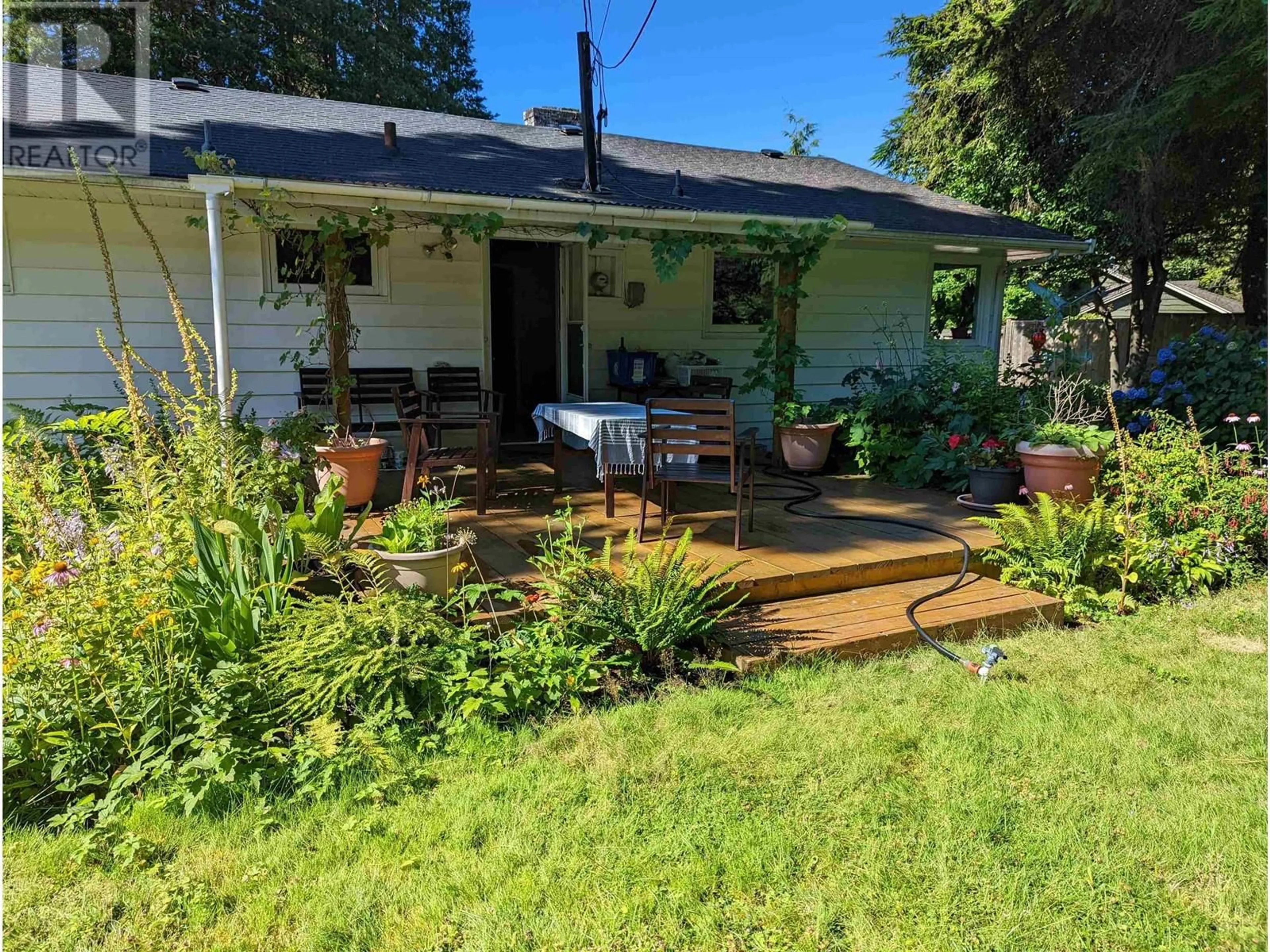 A pic from outside/outdoor area/front of a property/back of a property/a pic from drone, street for 4010 SUNNYCREST DRIVE, North Vancouver British Columbia V7R3E4