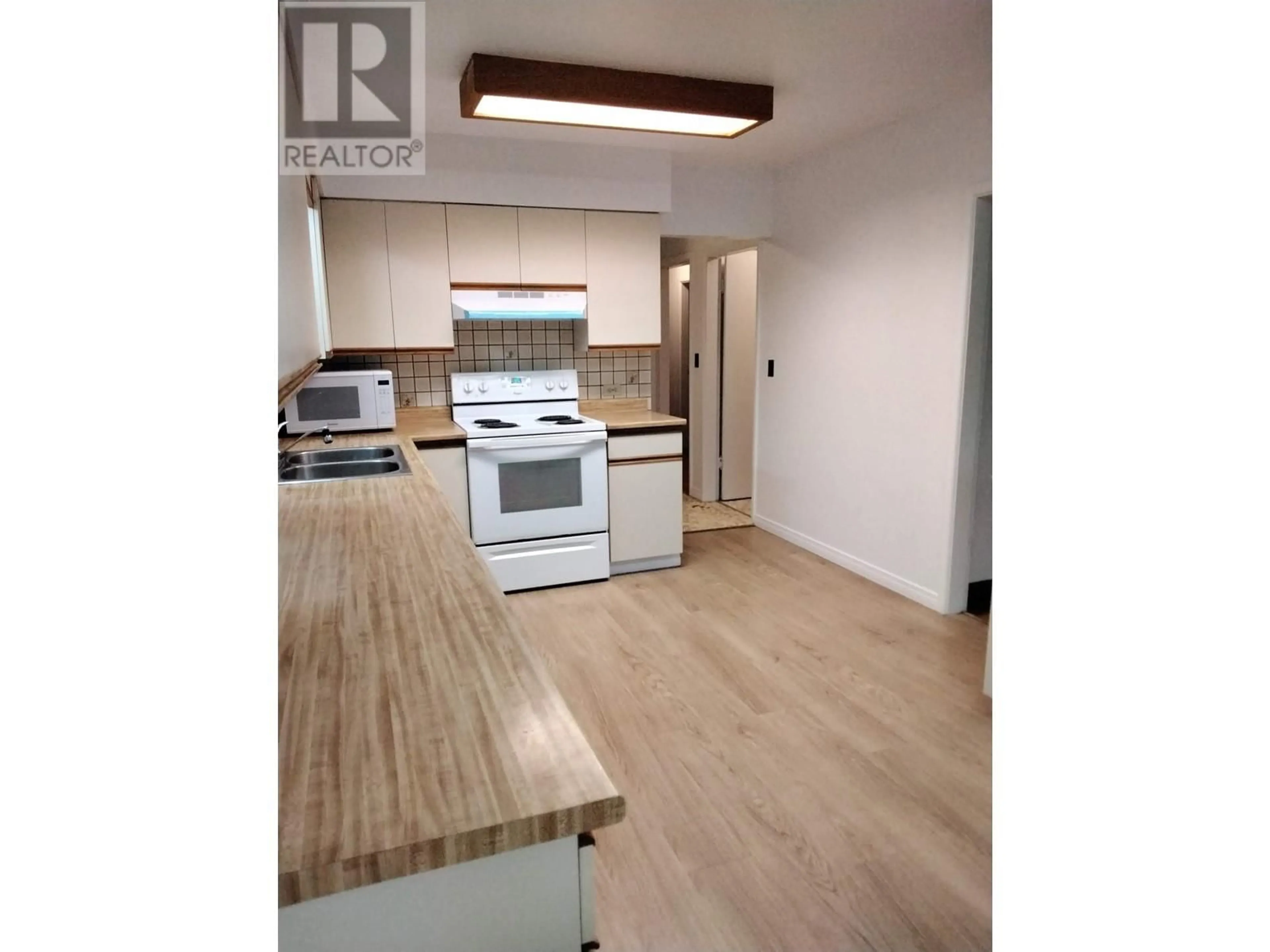 Open concept kitchen, wood/laminate floor for 4010 SUNNYCREST DRIVE, North Vancouver British Columbia V7R3E4