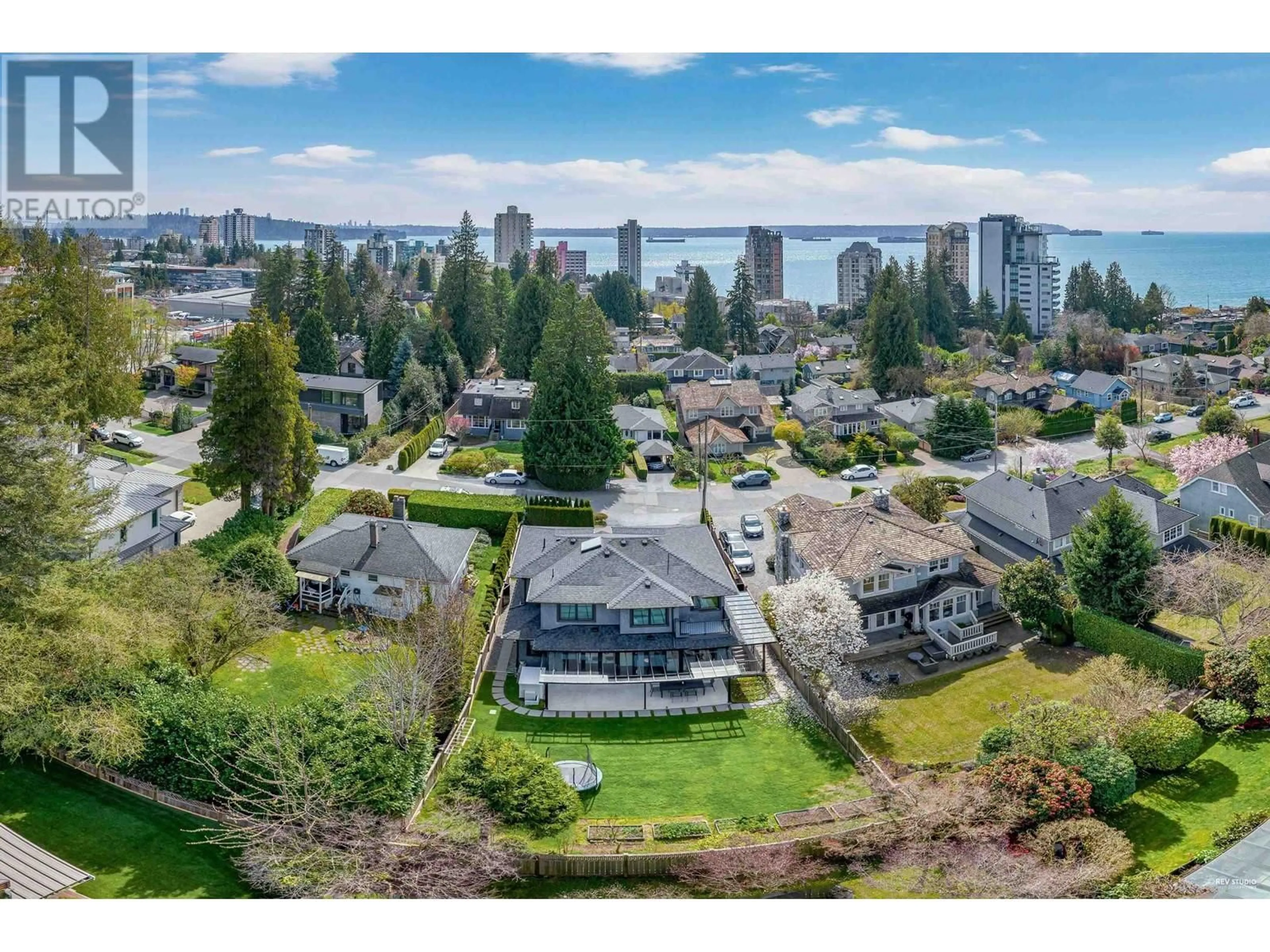 A pic from outside/outdoor area/front of a property/back of a property/a pic from drone, unknown for 2227 HAYWOOD AVENUE, West Vancouver British Columbia V7V1X6