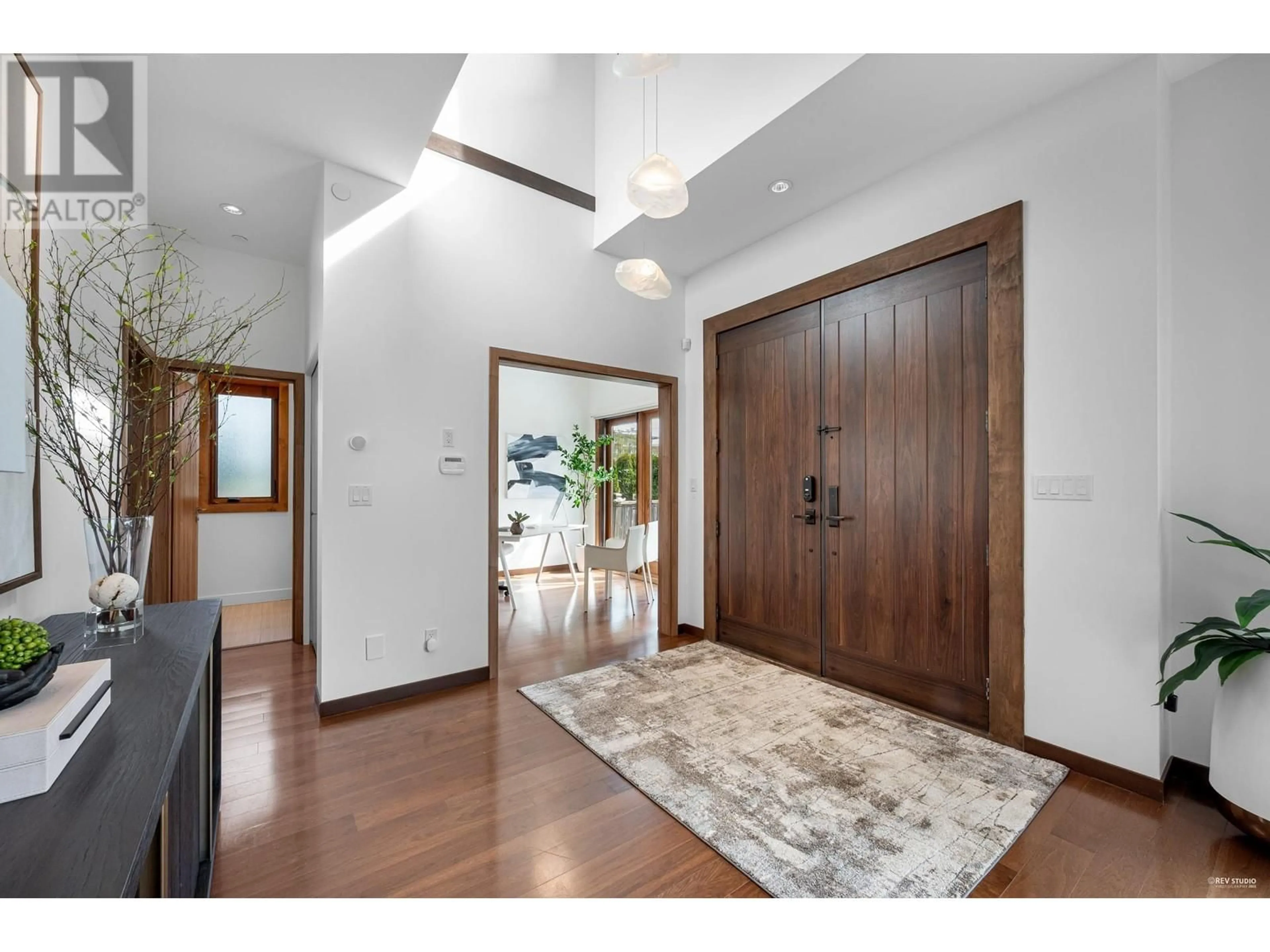 Indoor entryway for 2227 HAYWOOD AVENUE, West Vancouver British Columbia V7V1X6
