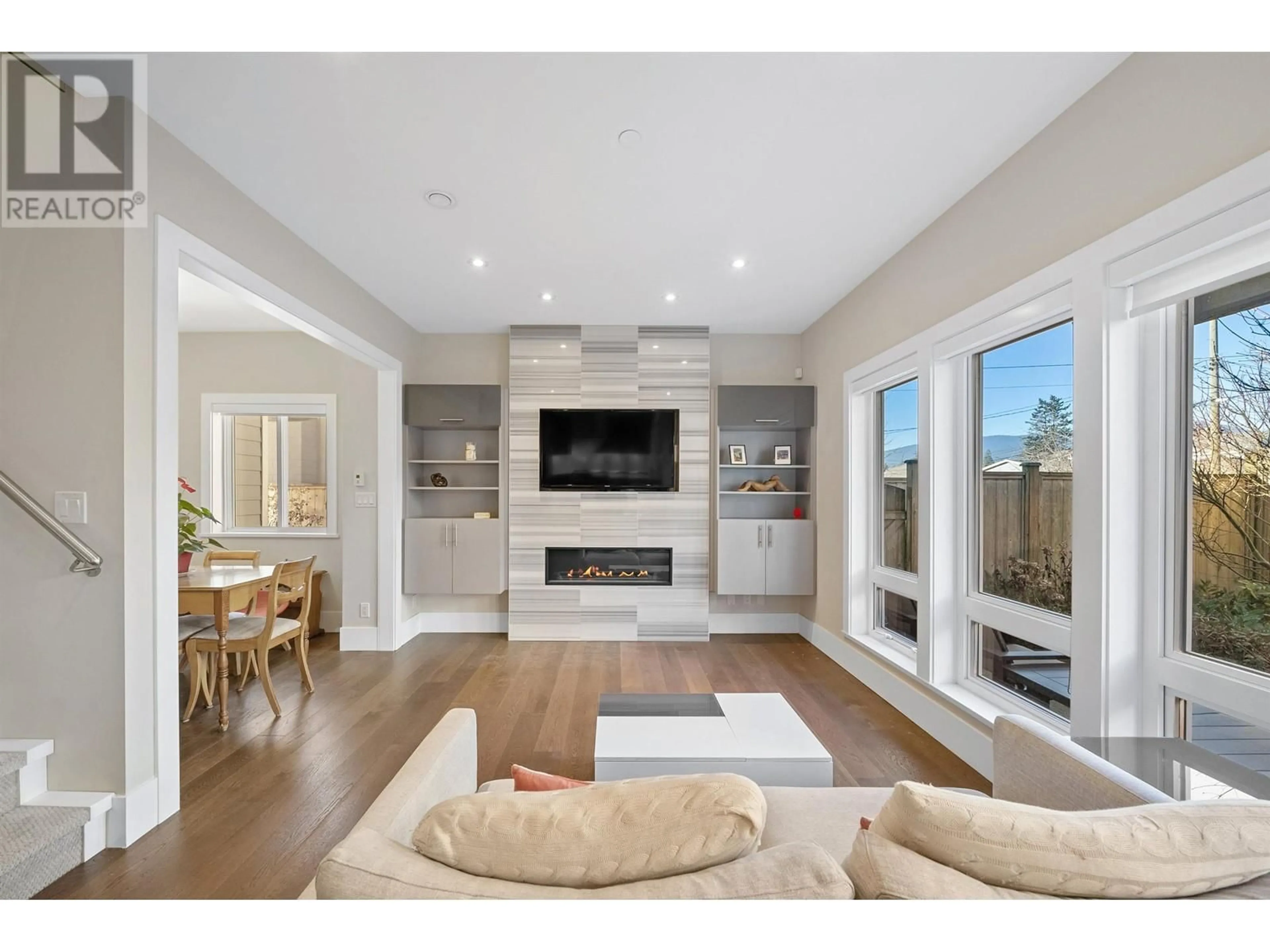 Living room with furniture, wood/laminate floor for 2 - 330 14TH STREET, North Vancouver British Columbia V7M1P6