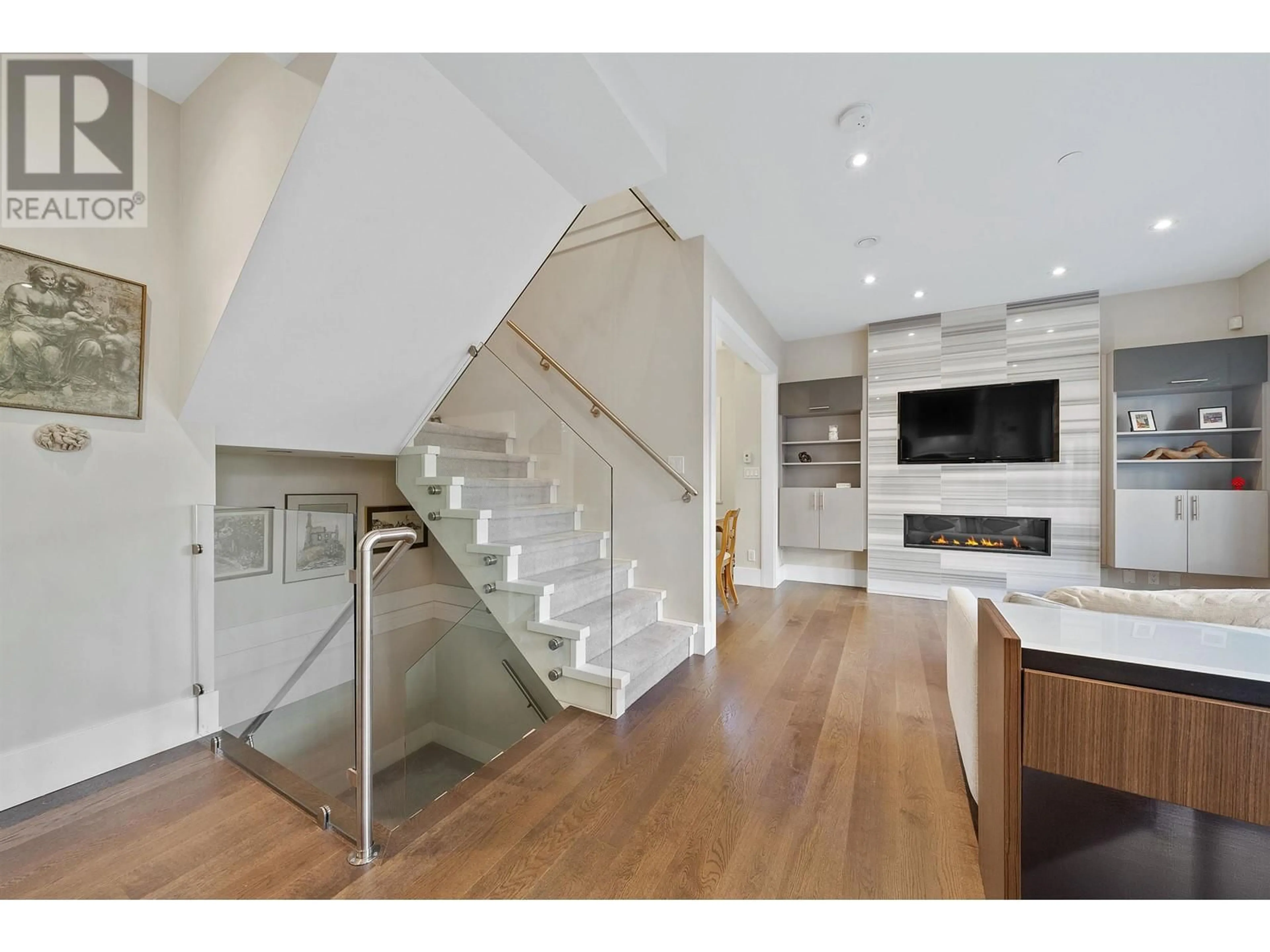 Stairs for 2 - 330 14TH STREET, North Vancouver British Columbia V7M1P6
