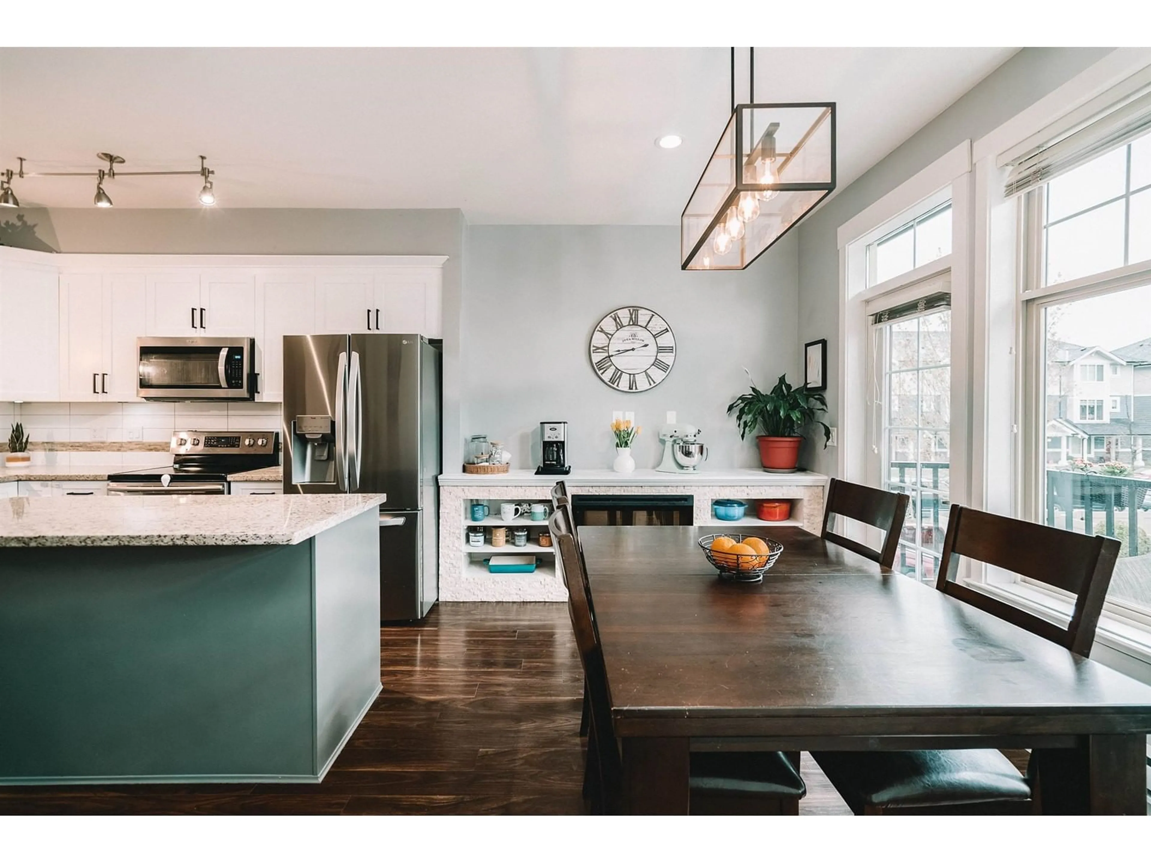Open concept kitchen, wood/laminate floor for 75 - 19525 73, Surrey British Columbia V4N6L7