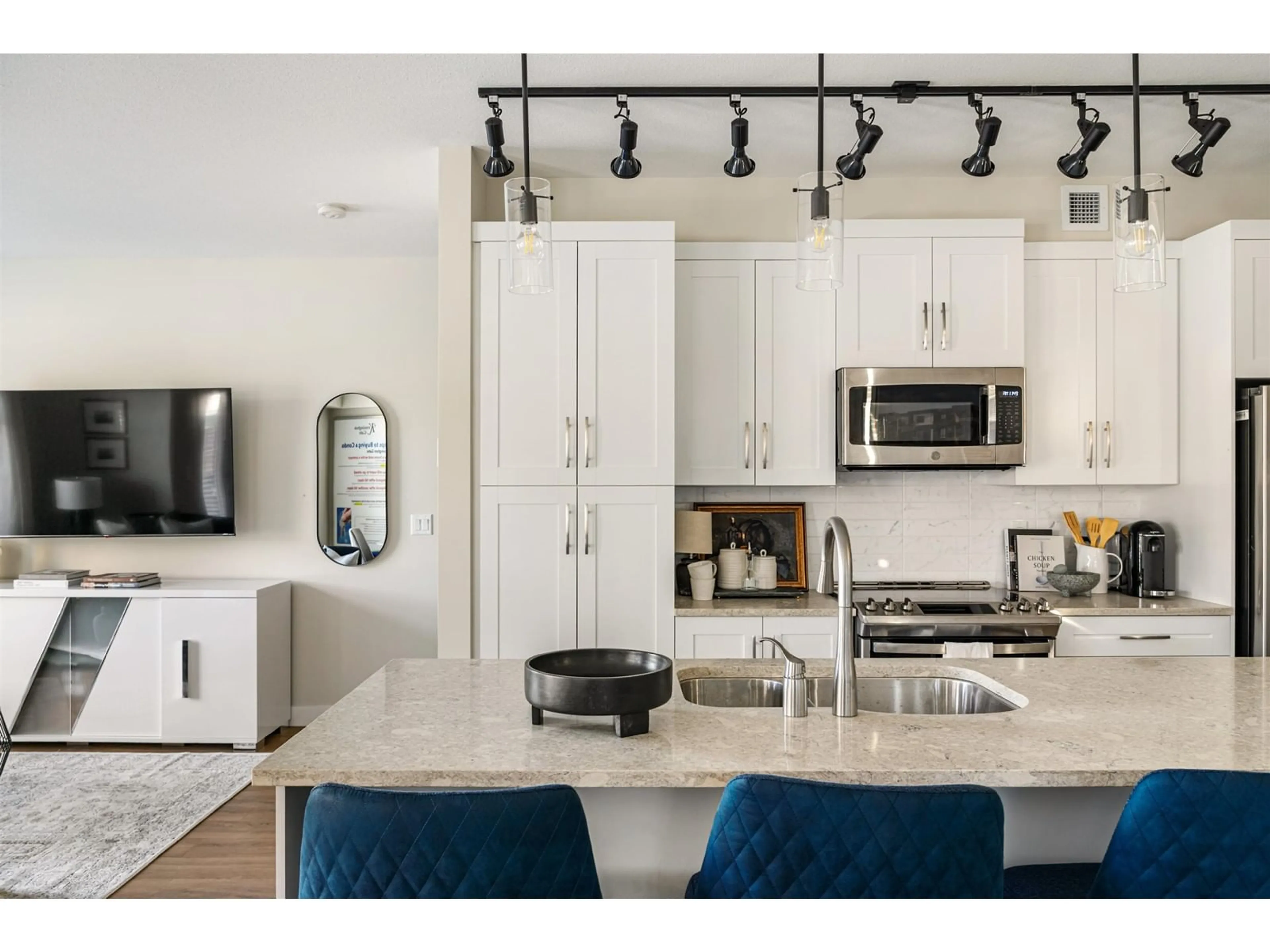 Open concept kitchen, ceramic/tile floor for 223 - 11063 RAVINE, Surrey British Columbia V0V0V0