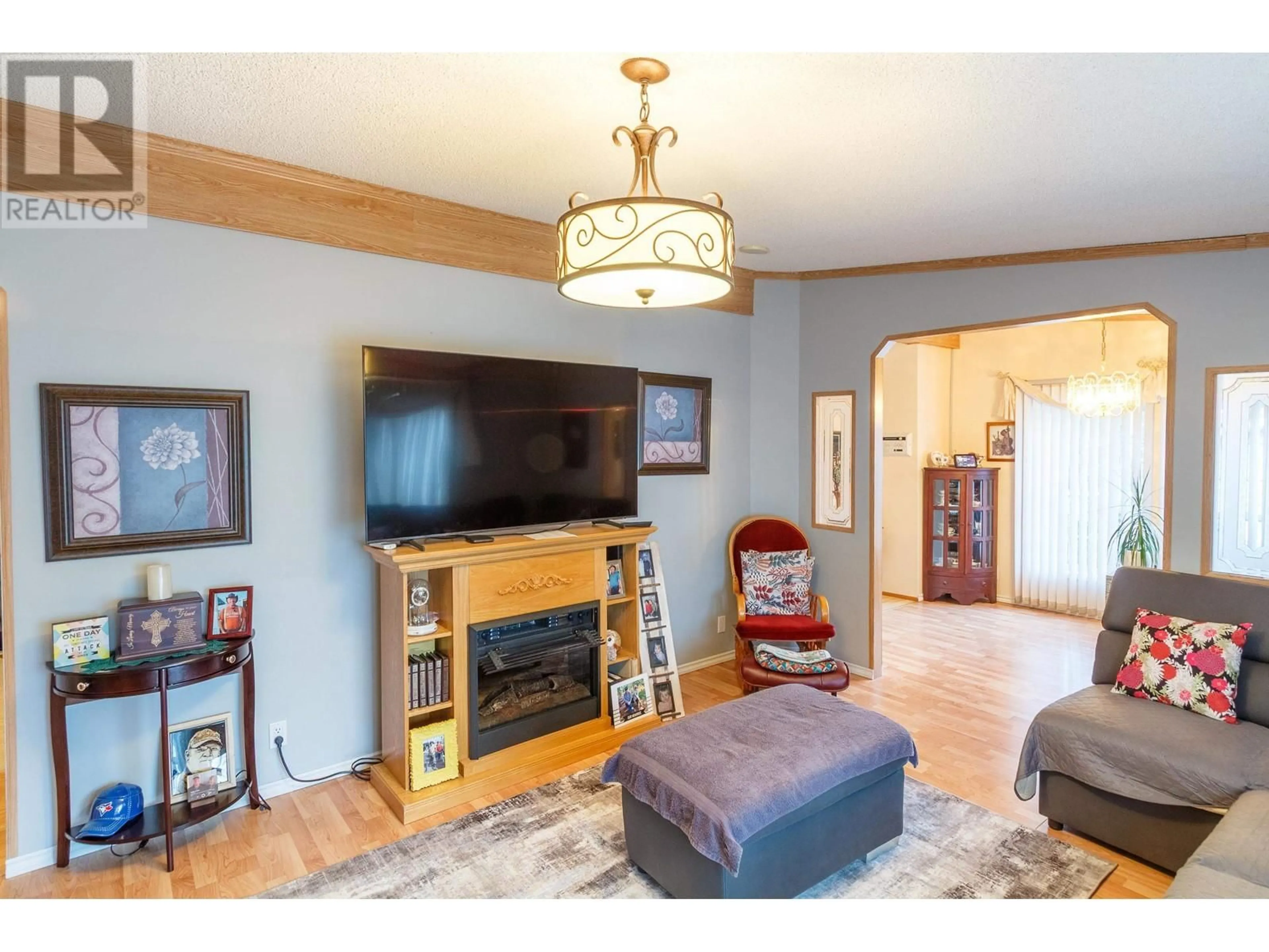 Living room with furniture, wood/laminate floor for 46 - 1000 INVERNESS ROAD, Prince George British Columbia V2K4V1