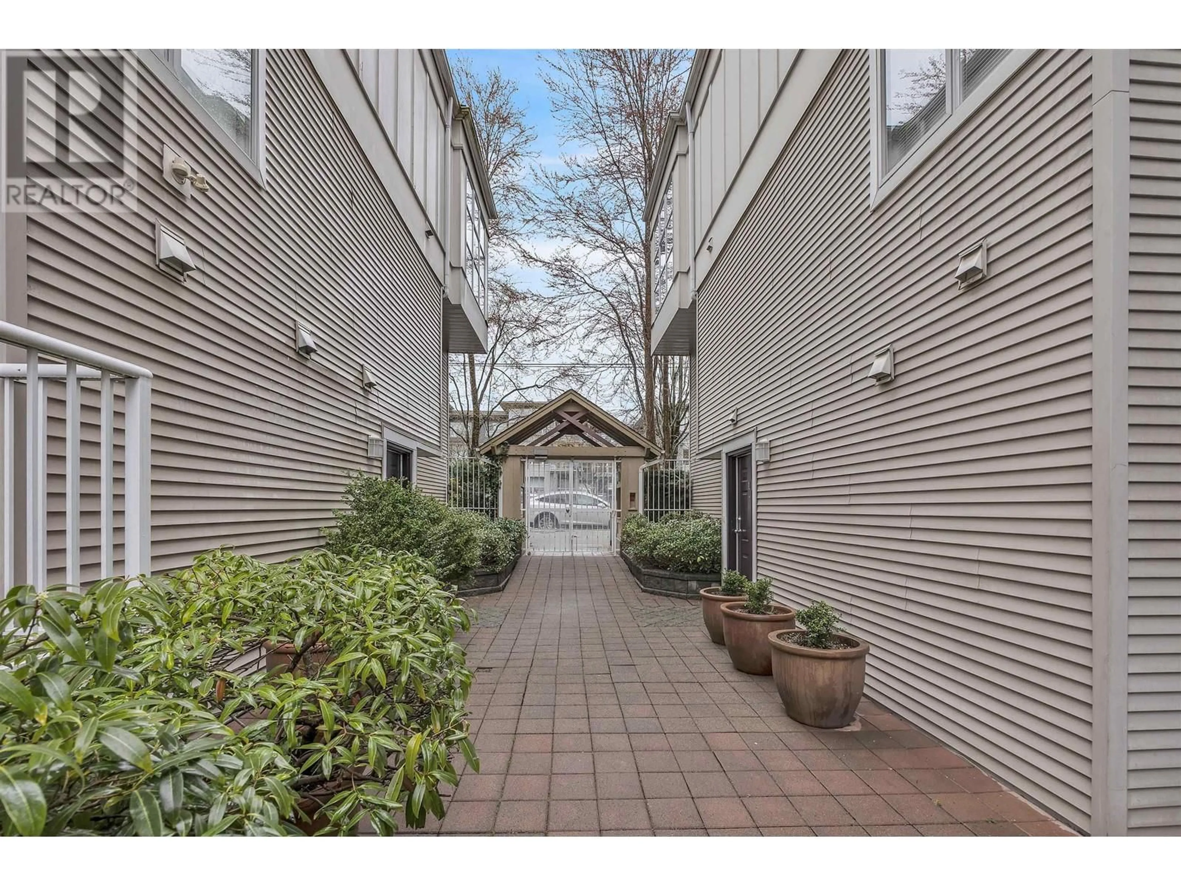 Indoor foyer for 3 - 3150 4TH AVENUE, Vancouver British Columbia V6K1R7