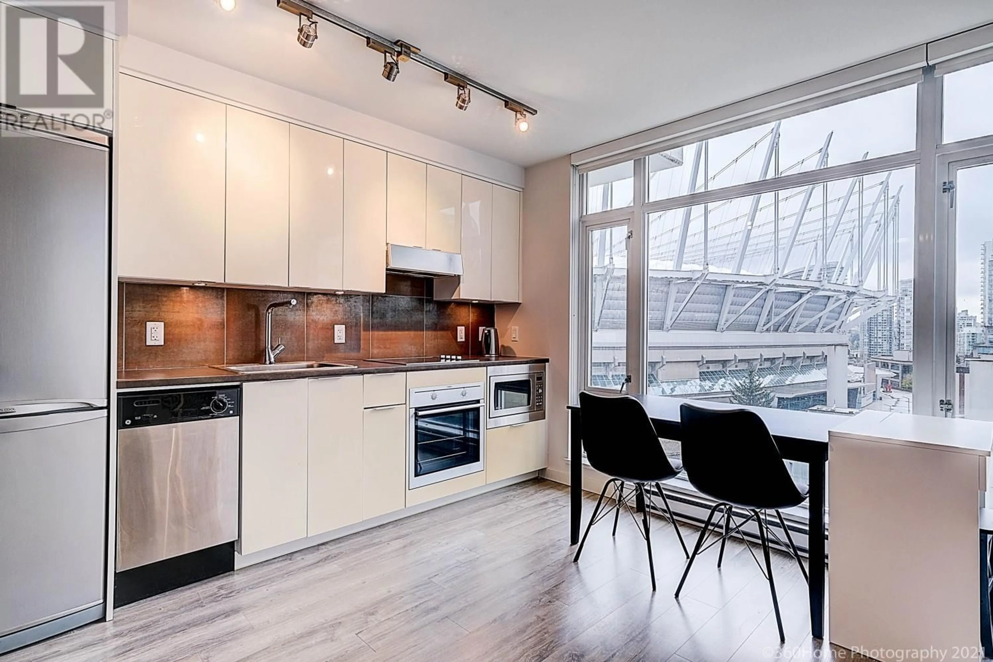 Open concept kitchen, wood/laminate floor for 905 - 161 GEORGIA STREET, Vancouver British Columbia V6B0K9