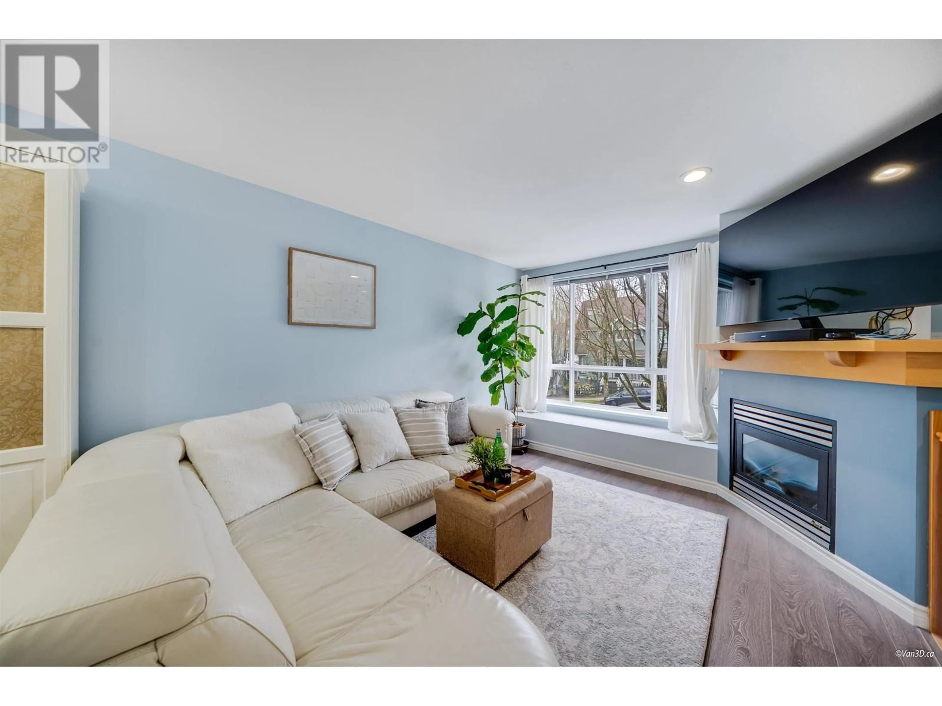 Living room with furniture, unknown for 7386 HAWTHORNE TERRACE, Burnaby British Columbia V5E4M4