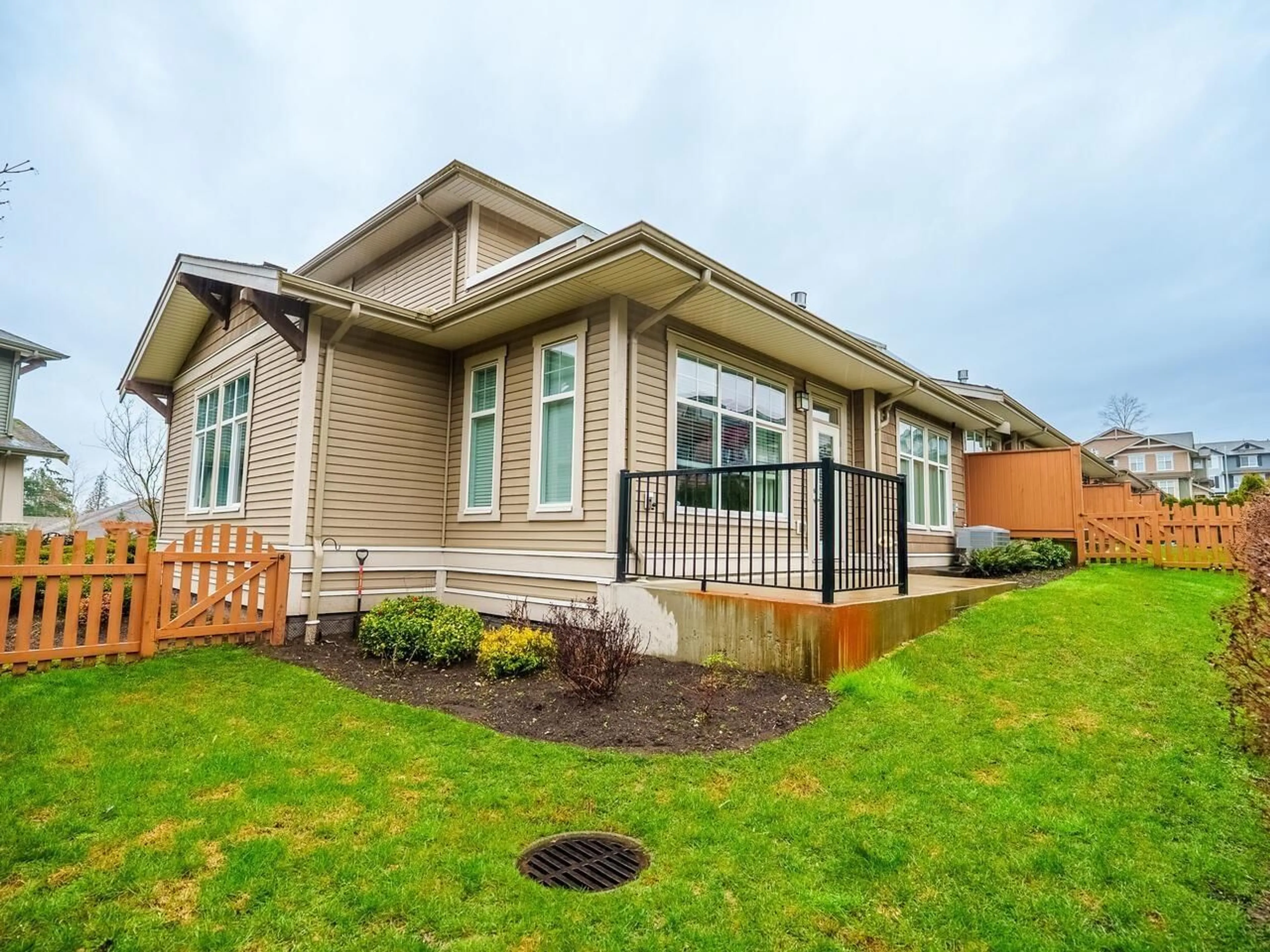Home with vinyl exterior material, building for 69 - 7138 210, Langley British Columbia V2Y0V7