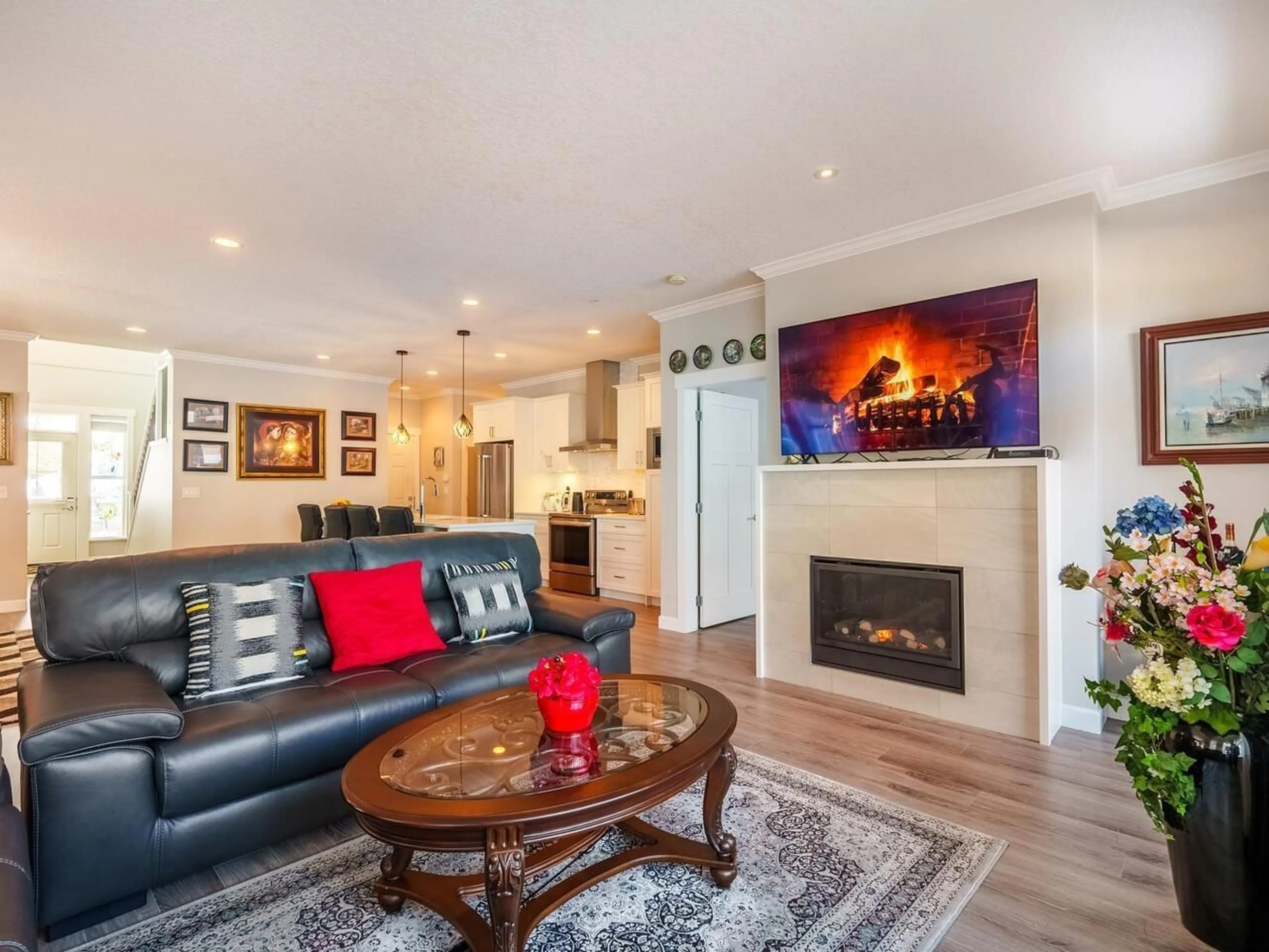 Living room with furniture, wood/laminate floor for 69 - 7138 210, Langley British Columbia V2Y0V7