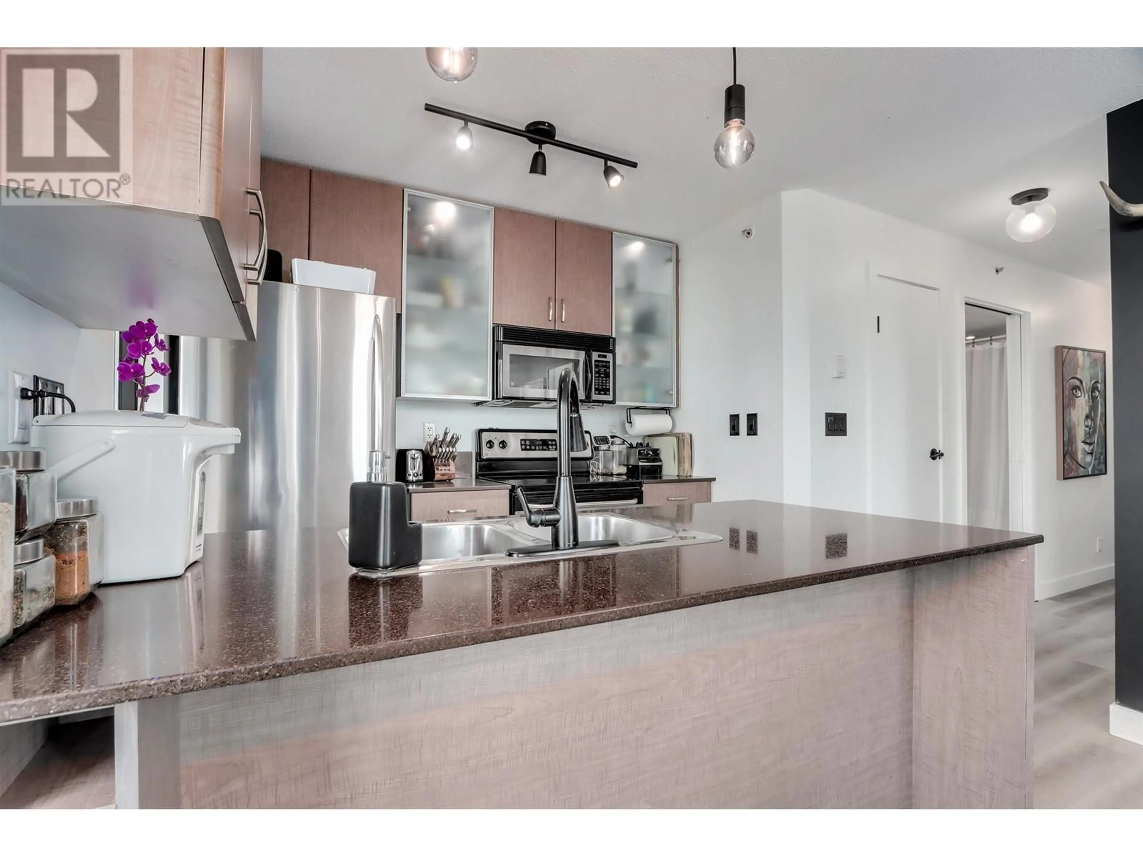 Open concept kitchen, ceramic/tile floor for 1104 - 909 MAINLAND STREET, Vancouver British Columbia V6B1S3
