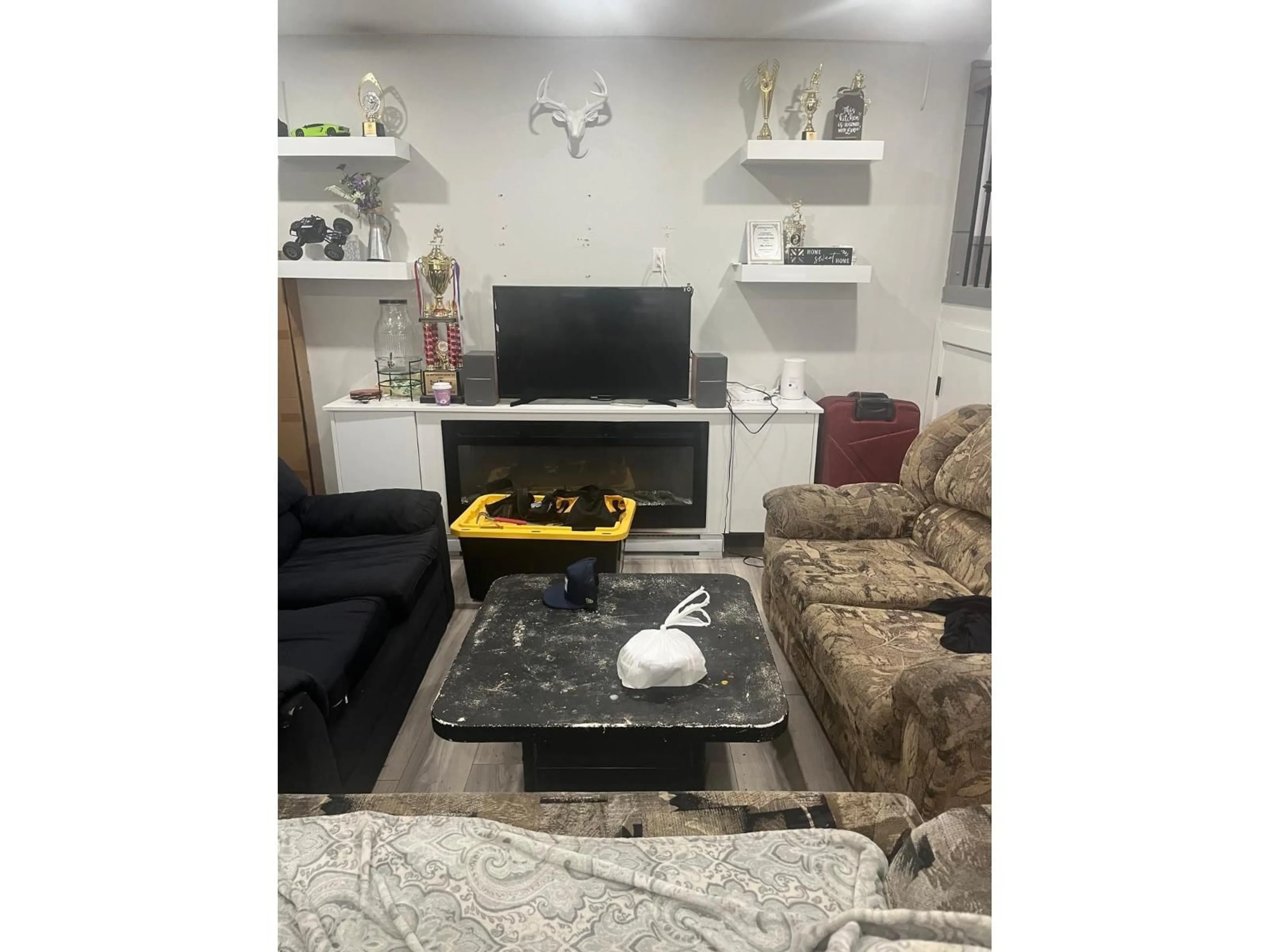 Living room with furniture, unknown for 13960 80A, Surrey British Columbia V3W6P6