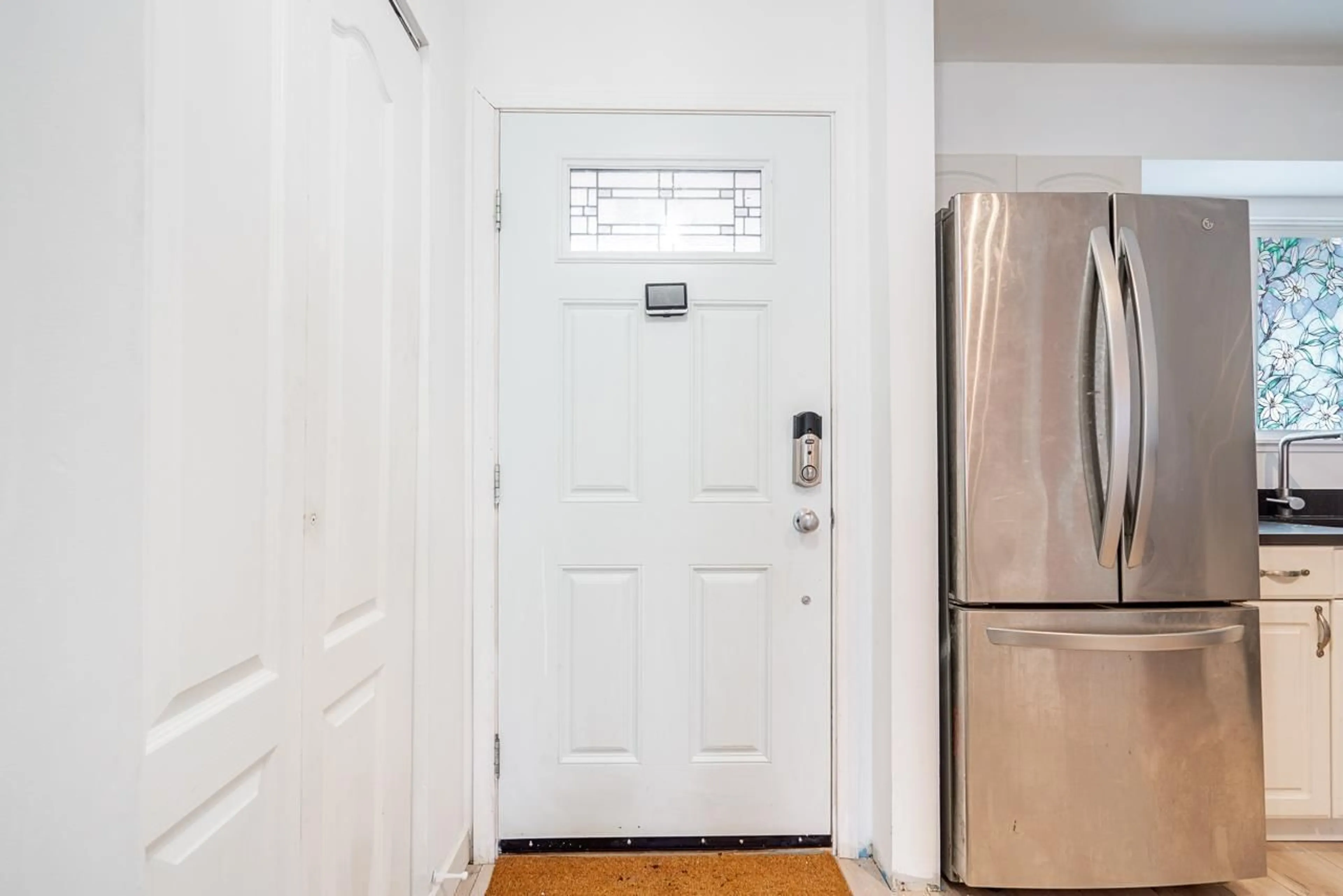 Indoor entryway for 6043 GREENSIDE WEST, Surrey British Columbia V3S5M8