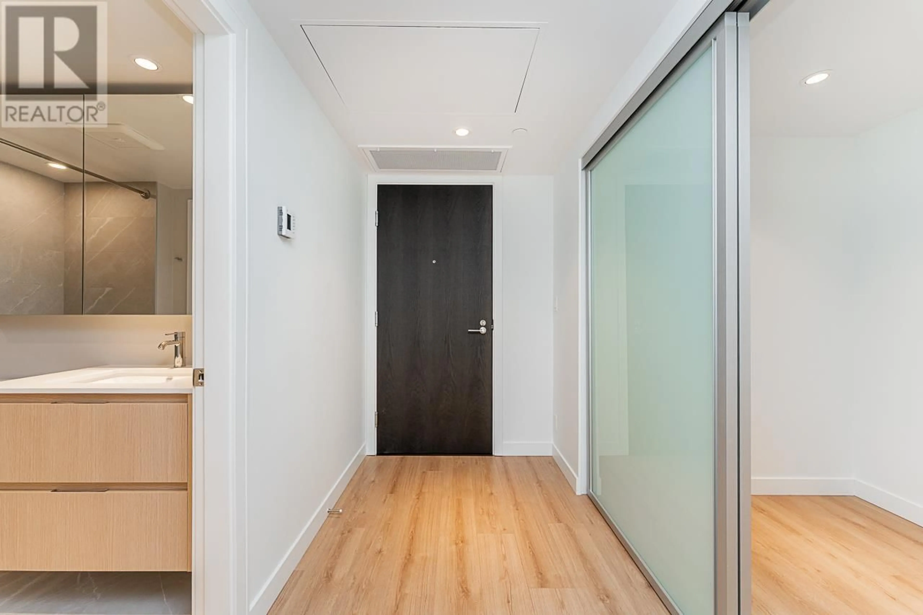 Indoor entryway for 1202 - 1500 FERN STREET, North Vancouver British Columbia V7J0E6